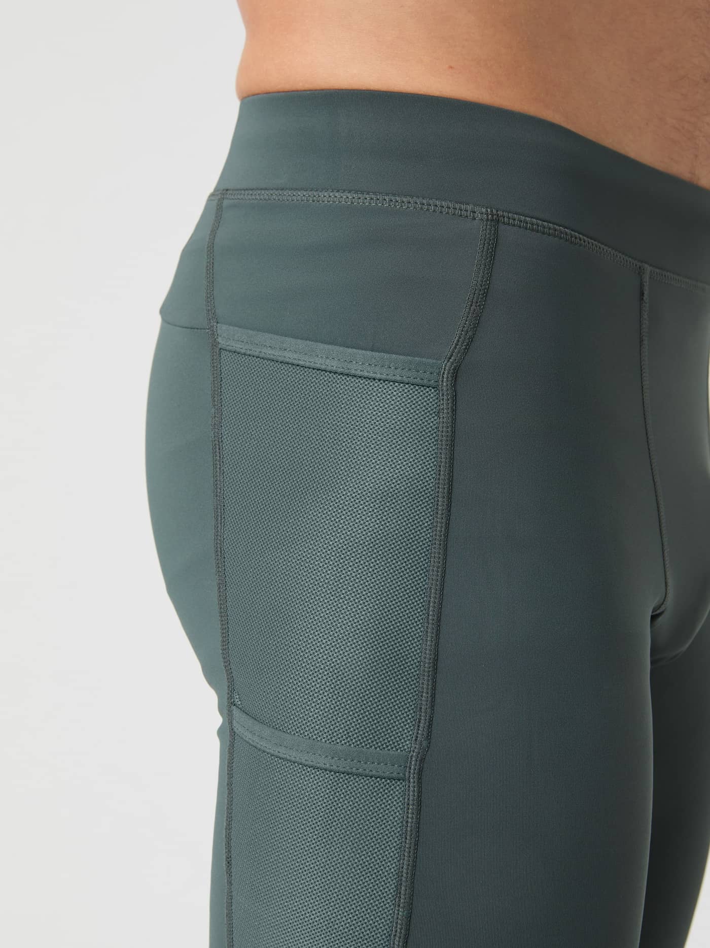 Borg Running Short Tights in Urban Chic (Groen) met mesh zakken, getoond in een gedetailleerd zijaanzicht voor hardlopen. - Image 6