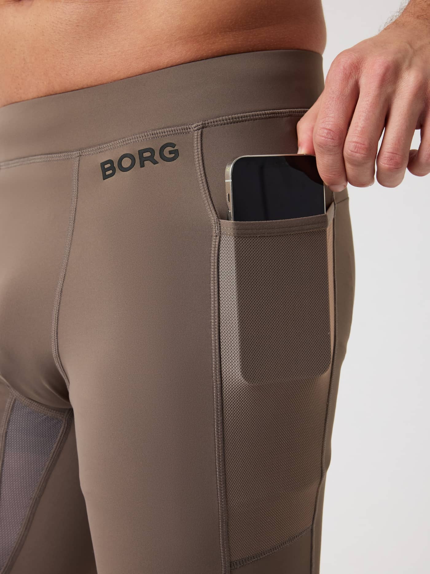 Borg Running Short Tights i Falcon (Brun) til herre med funksjonell mesh-lomme til løping og svart logo. - Image 5