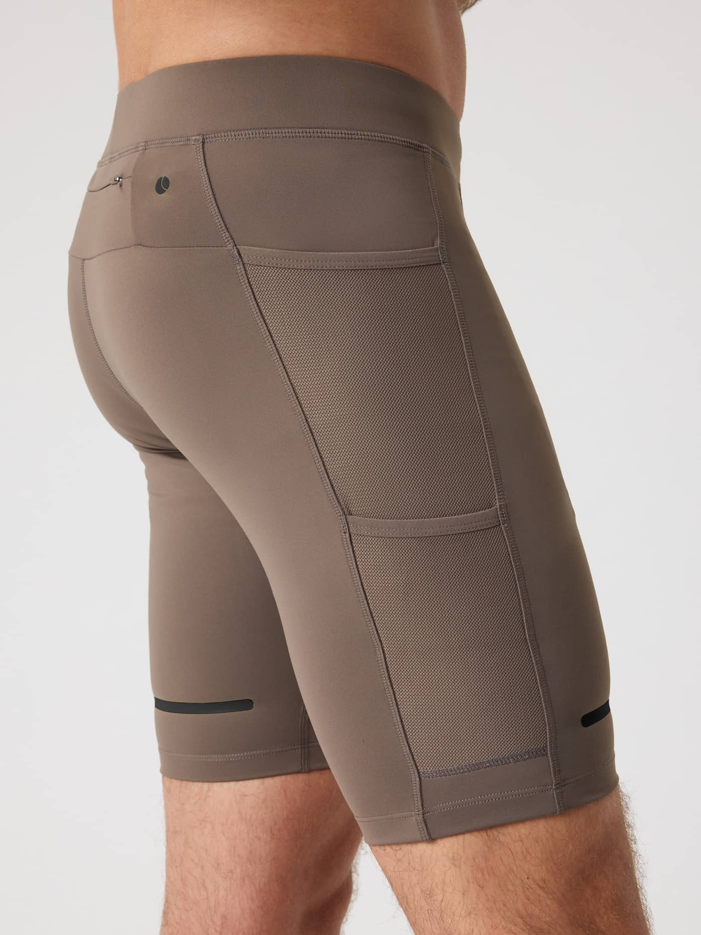 Borg Running Short Tights i Falcon (Brun) sett fra siden, med meshlommer og refleksdetaljer til løping. - Image 6