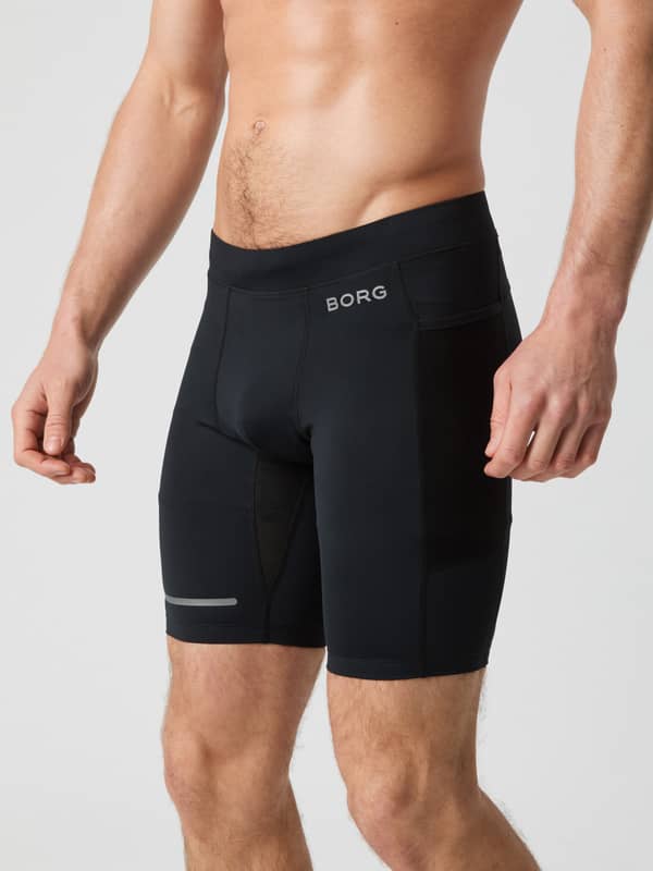 Borg Running Short Tights i Black Beauty (Svart) för löpning med meshfickor och en silverlogotyp sedda från sidan.