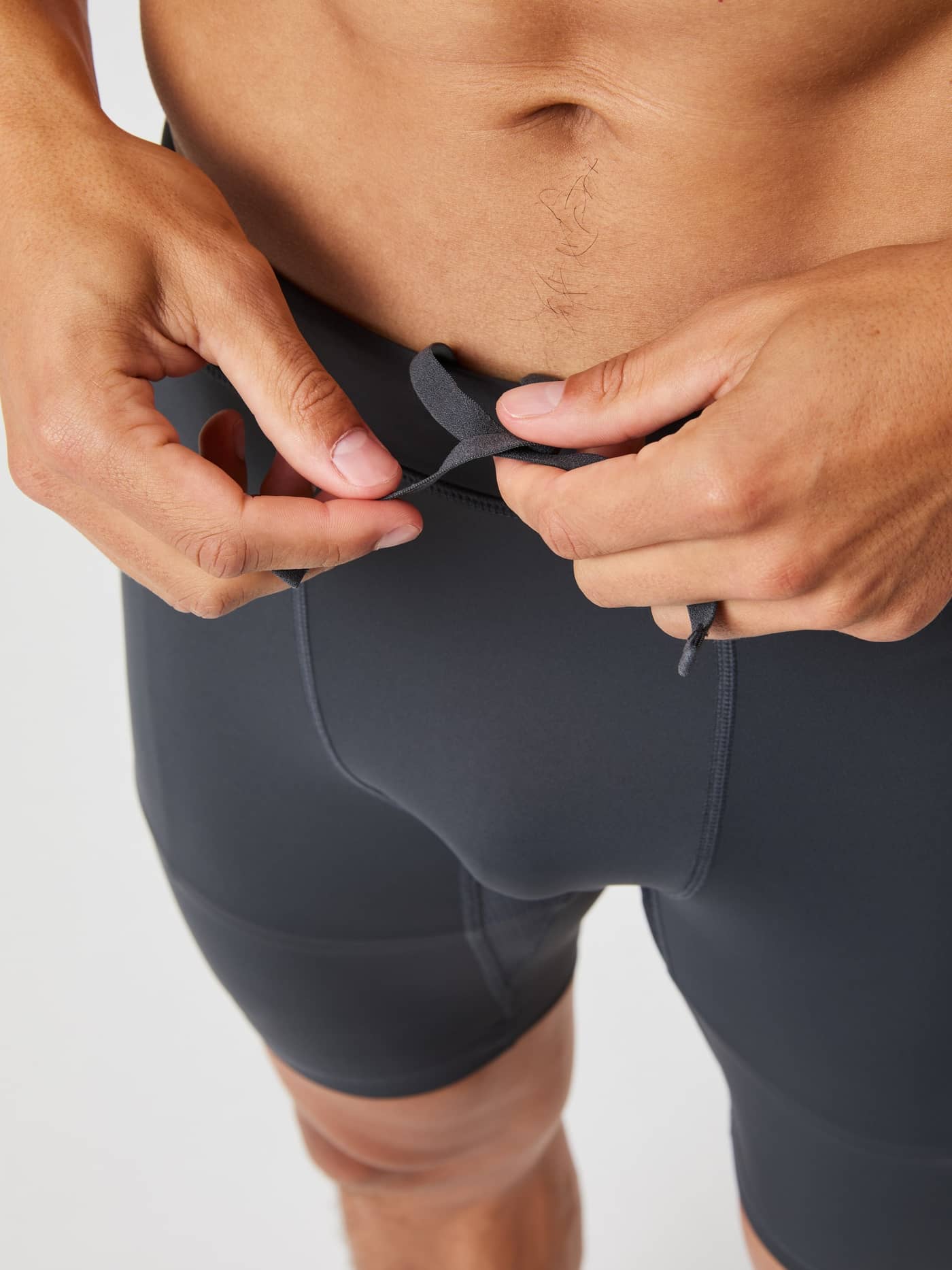 Close-up of the adjustable internal drawstring on the men's Borg Running Short Tights in Asphalt (Grey). - Image 7