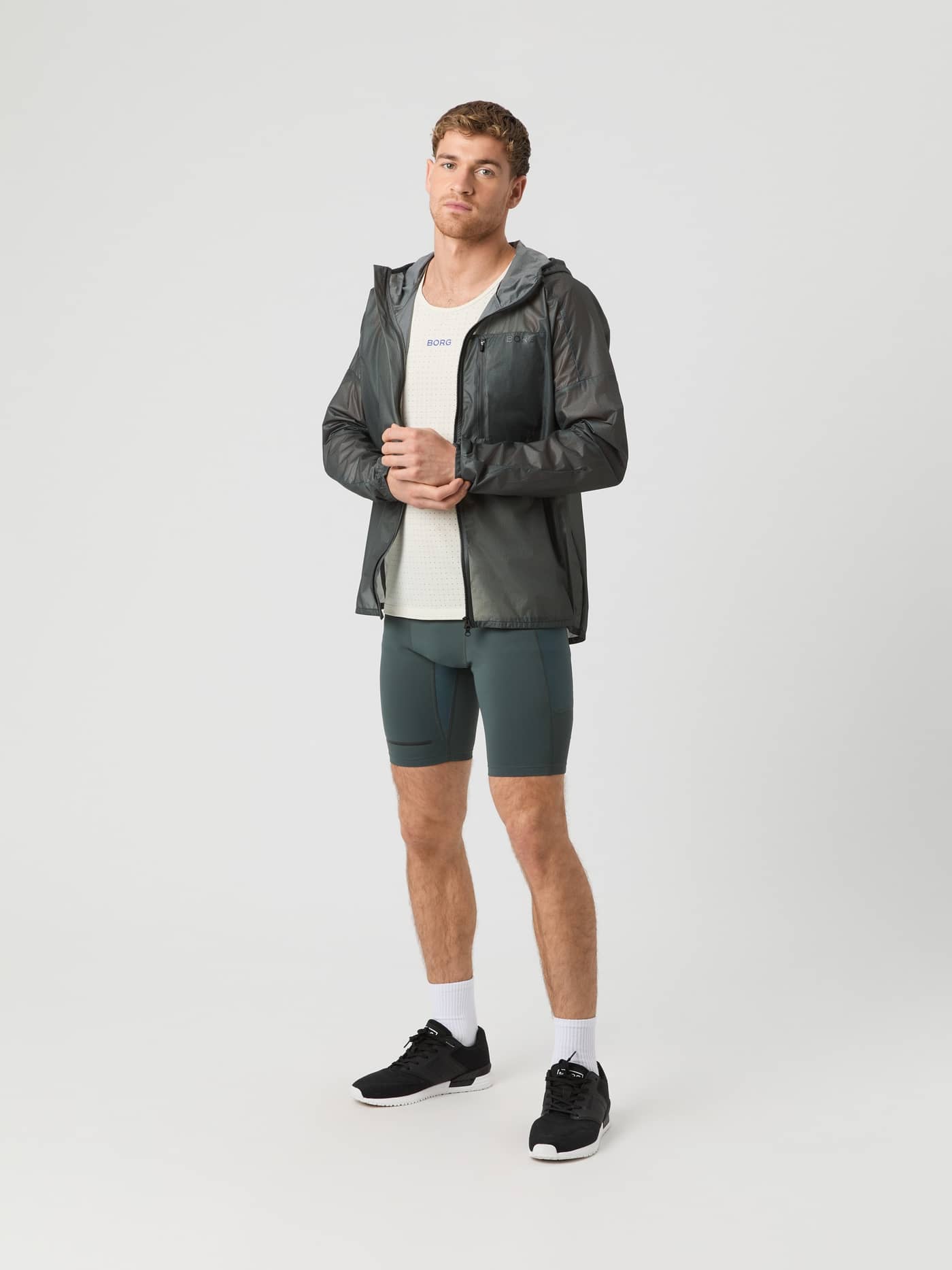 Vooraanzicht van een man in de Björn Borg Running Short Tights in Urban Chic (Groen) voor hardlopen en prestaties. - Image 3