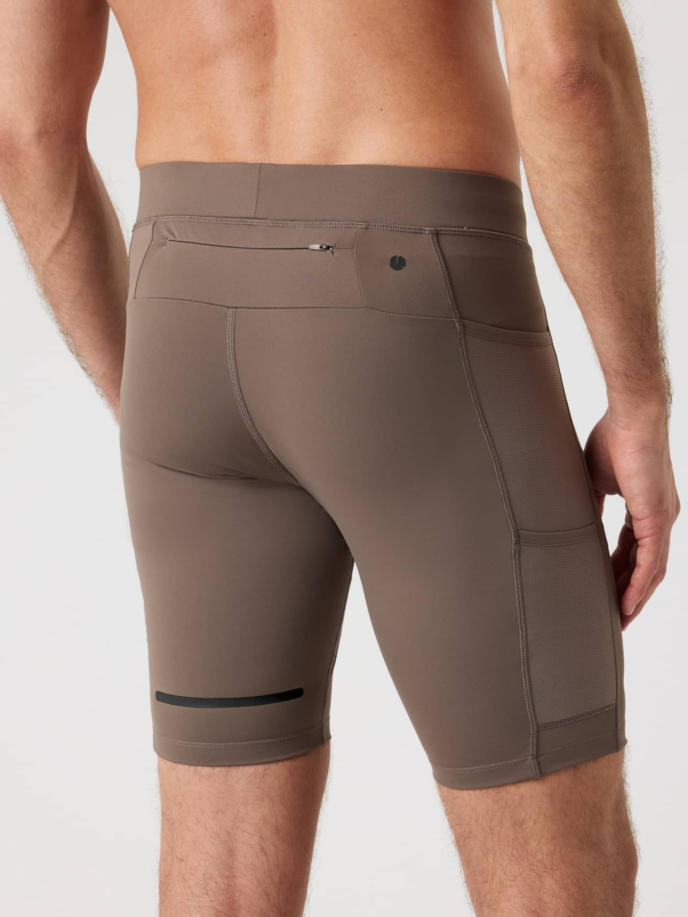 Bakside av Borg Running Short Tights i Falcon (Brun) til løping, med meshlommer, glidelåslomme og sort logodetalj. - Image 2
