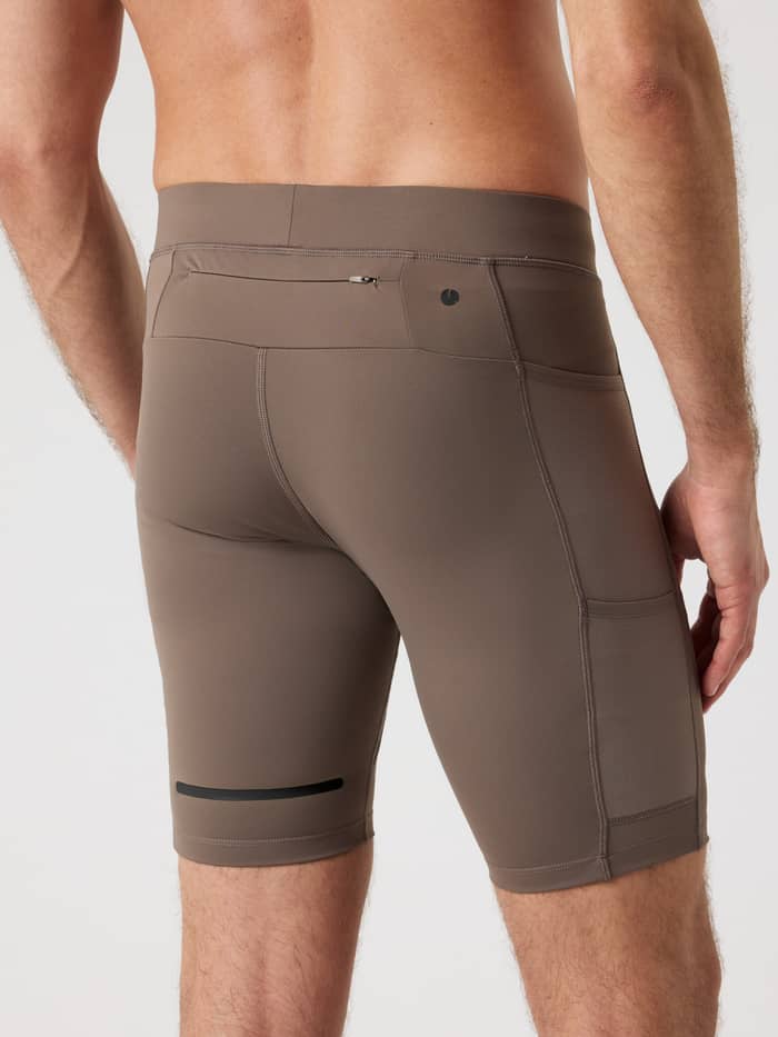 Achteraanzicht van de Borg Running Short Tights in Falcon (Bruin) met een ritstas en mesh beenzakken voor hardlopen. - Image 2