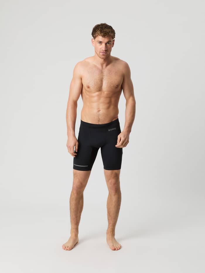 Vorderansicht eines Mannes in den Black Beauty (Schwarz) Borg Running Short Tights mit grauem Logo für Running-Performance. - Image 3