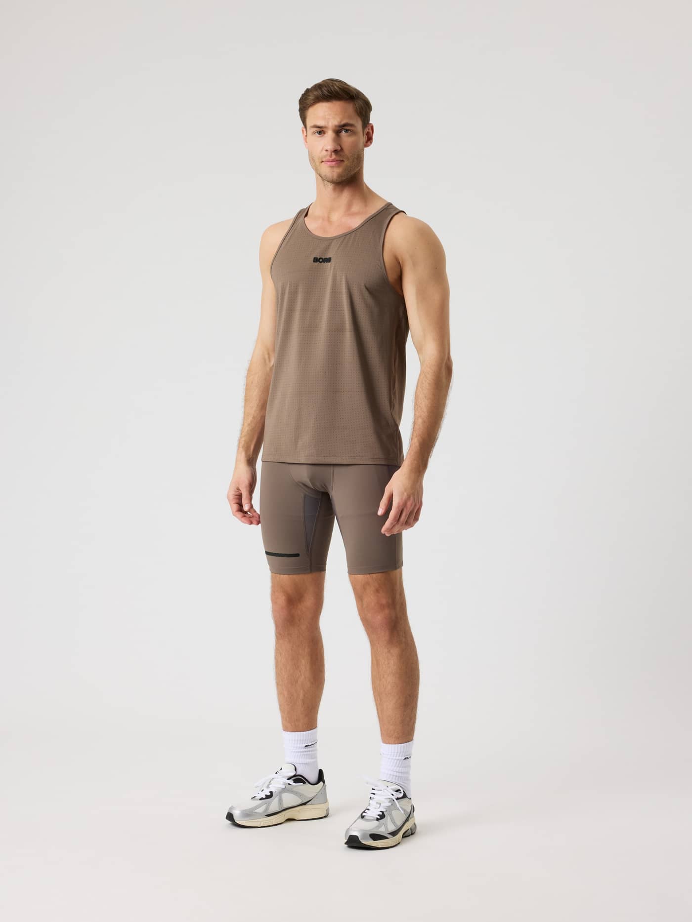 Borg Running Short Tights i Falcon (Brun) og singlet på en mann sett forfra, stilfulle og funksjonelle løpeklær. - Image 3