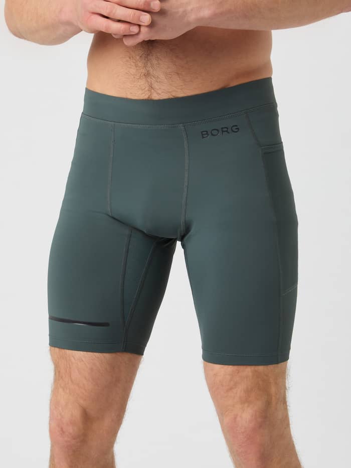 Borg Running Short Tights in Urban Chic (Groen) met mesh zakken en zwart logo in vooraanzicht voor hardloopprestaties.