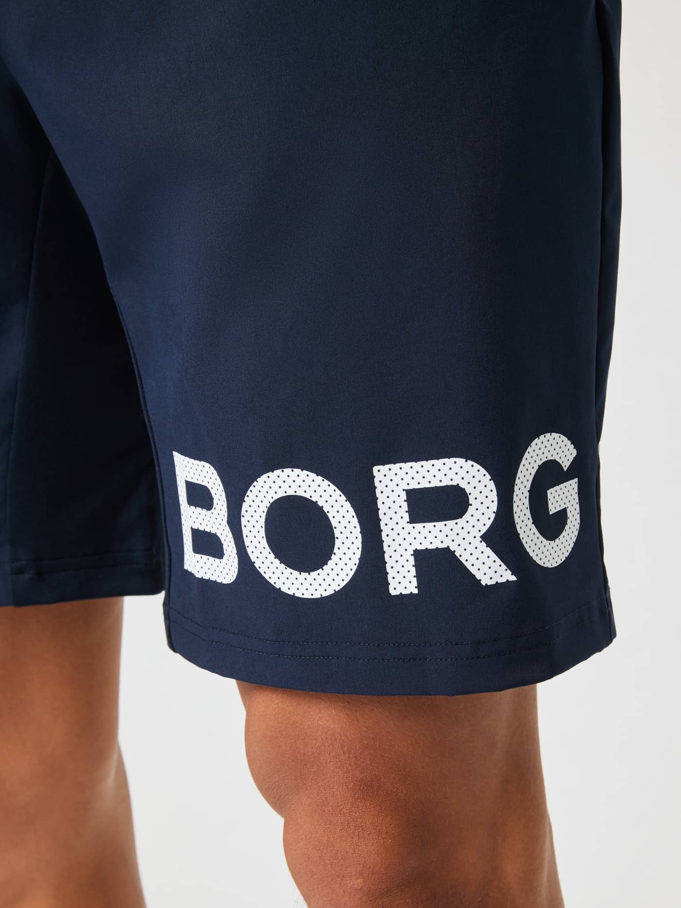 Borg Shorts 9 Inch i Night Sky (Marineblå) for funksjonell trening, nærbilde med hvit perforert logo på benet. - Image 3