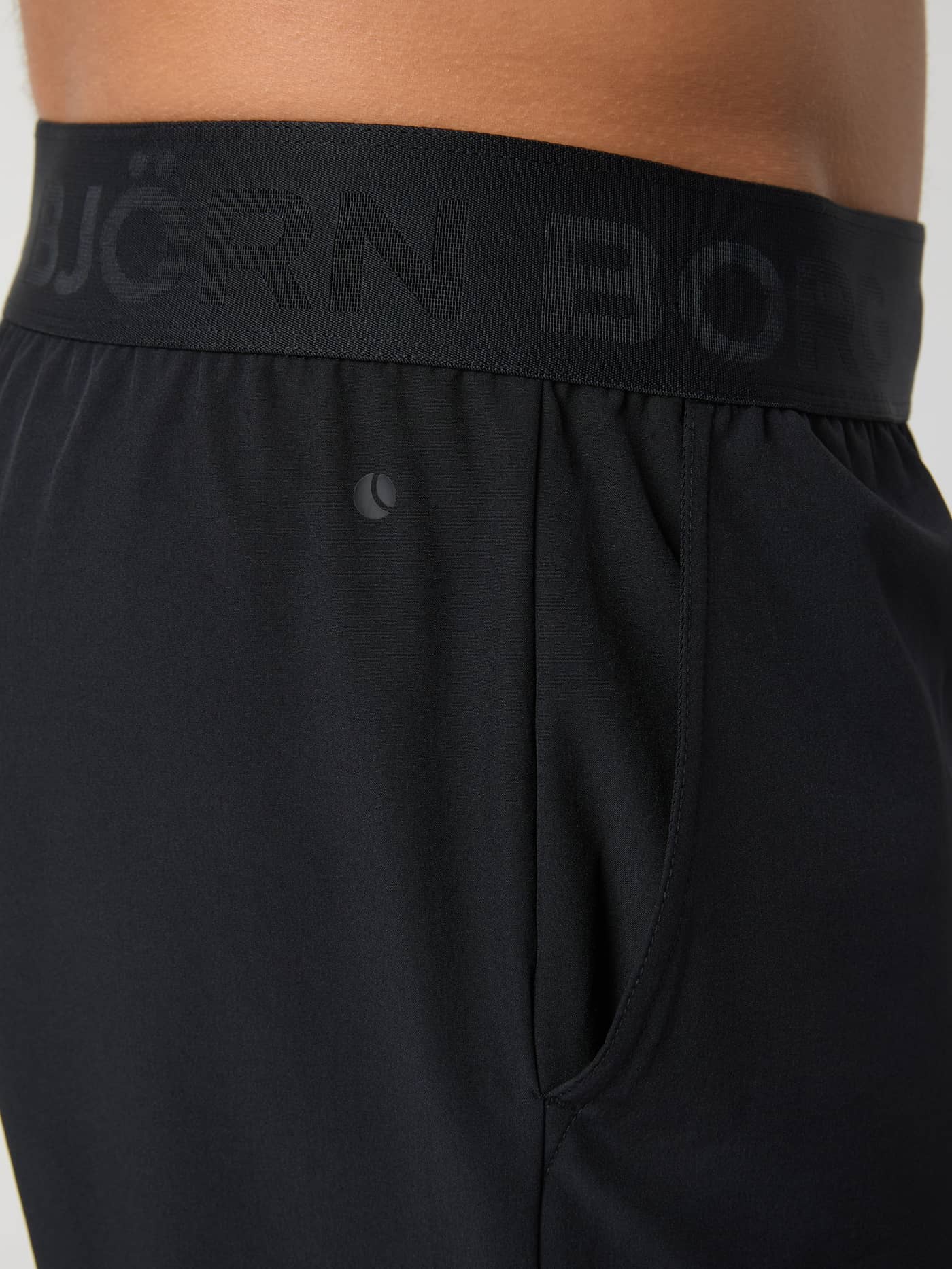 Närbild på Borg Shorts 9 Inch i Black Tonal Logo (Svart) med logotyp på midjan och sidoficka för träning och tennis. - Image 6