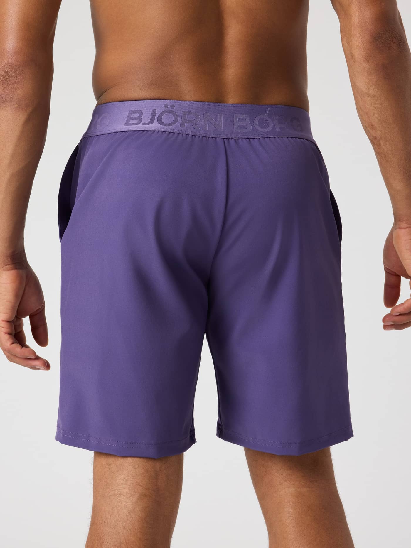 Borg Shorts 9 Inch i Mystical (Lila) för herrar sedda bakifrån, funktionella träningsshorts med logotyp i midjan. - Image 2