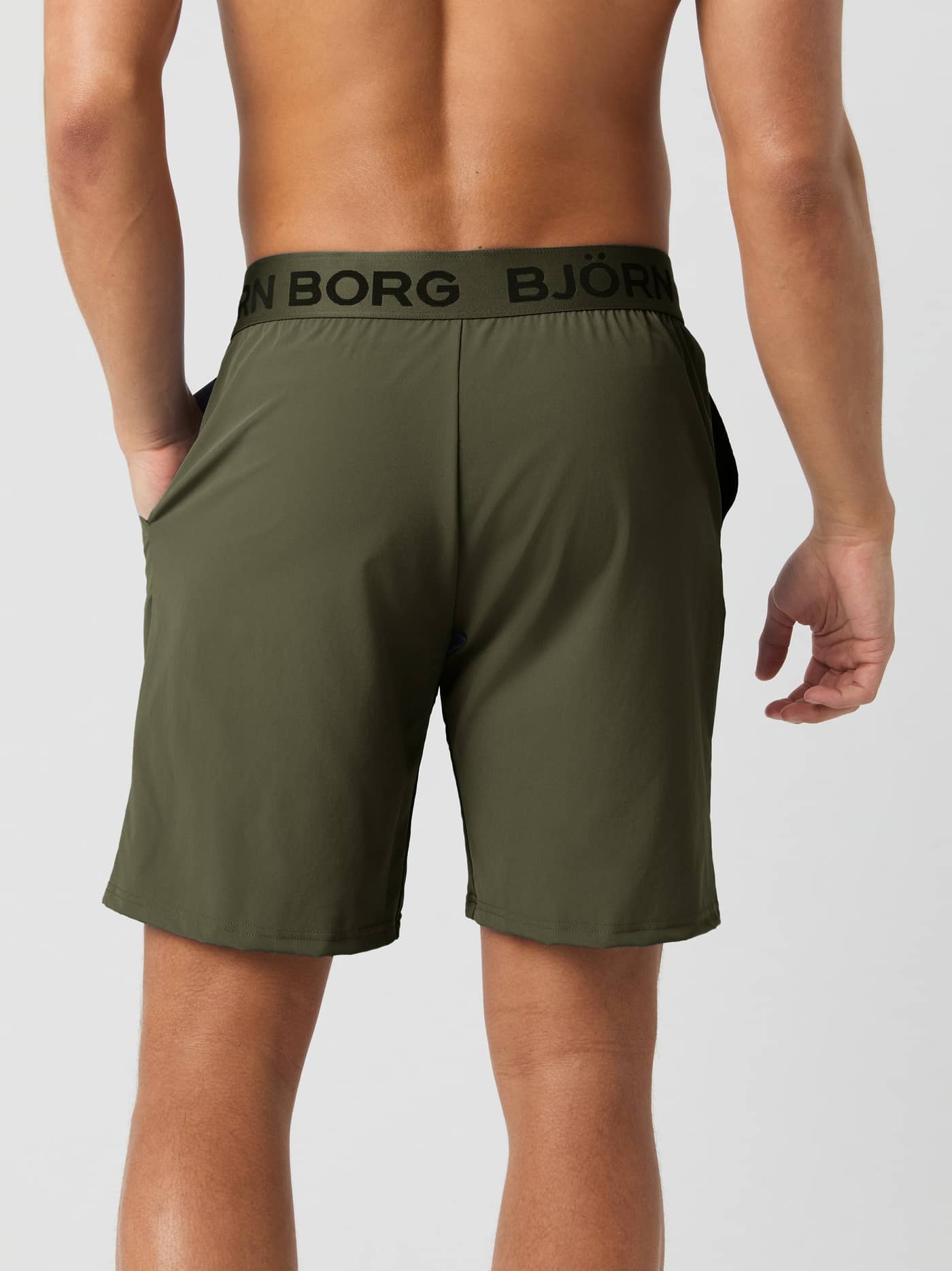 Borg Shorts 9 Inch i Forest Night (Grøn) set bagfra med en sort elastisk logo-linning til træning. - Image 2