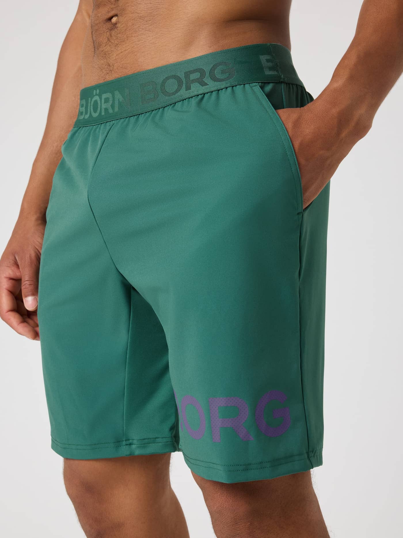 Gros plan du Borg Shorts 9 Inch Mallard Green (Vert) pour l'entraînement avec logo violet perforé et taille avec logo. - Image 3