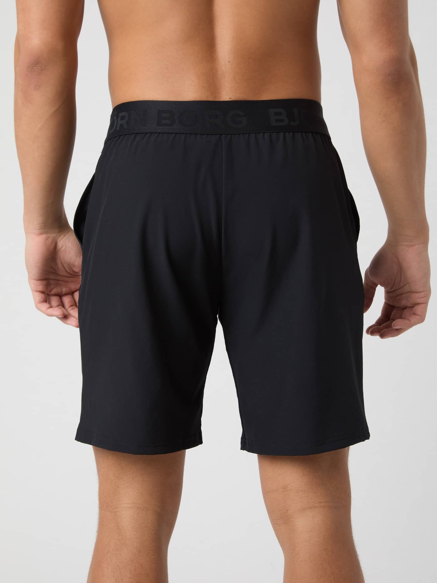 Bakifrån på en manlig modell i Borg Shorts 9 Inch i Black Tonal Logo (Svart) för träning och tennis. - Image 3