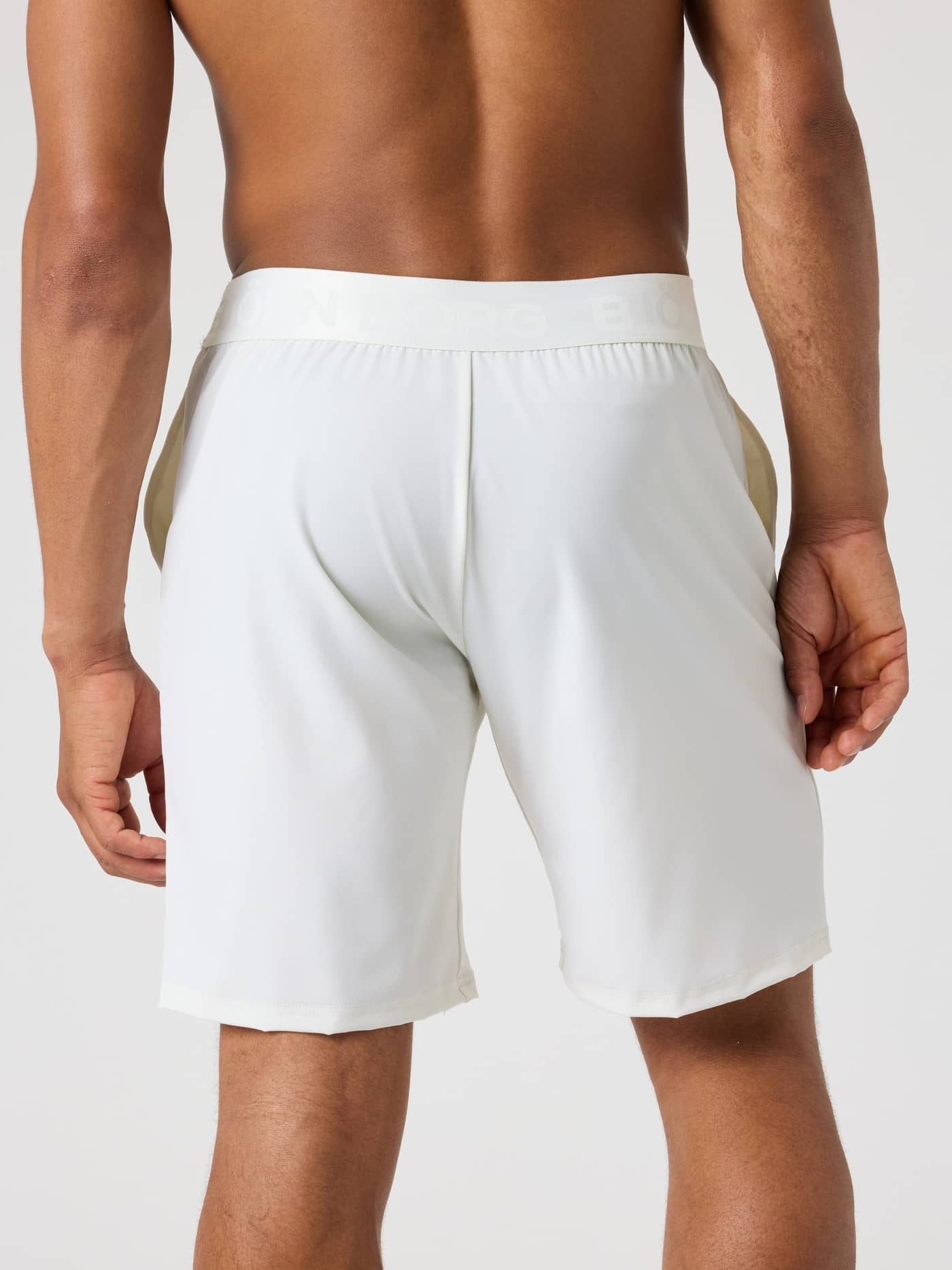 Borg Shorts 9 Inch i Tofu (Hvid) set bagfra med en hvid logo-linning til performance og træning. - Image 2