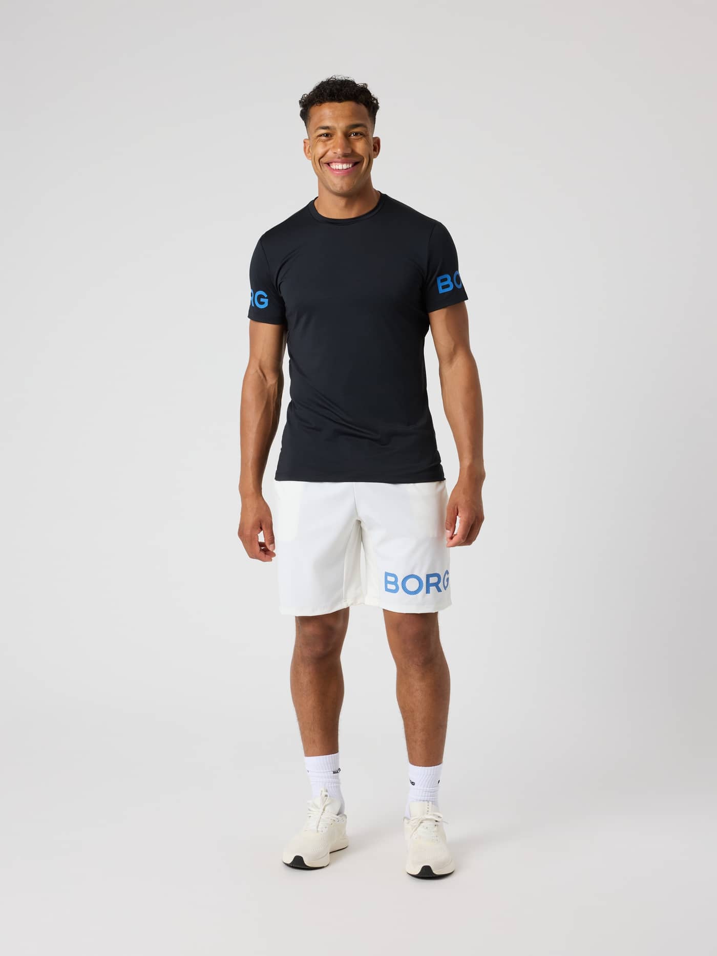 Borg Shorts 9 Inch i Tofu (Hvid) set forfra i fuld figur på en mand til både træning og tennis. - Image 3