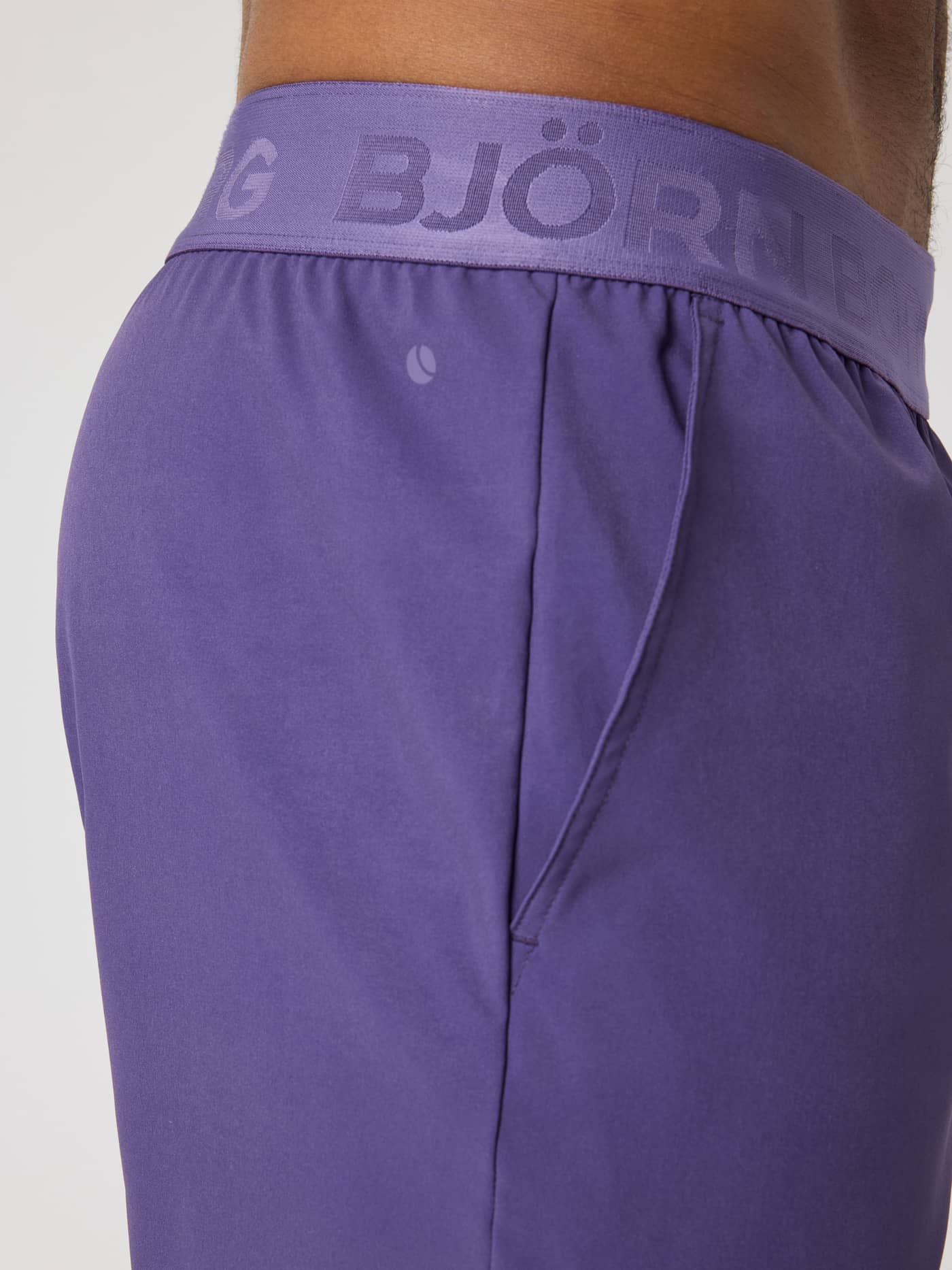 Närbild på Borg Shorts 9 Inch i Mystical (Lila) med logotyp i midjan och tennisbollstryck för träning. - Image 4