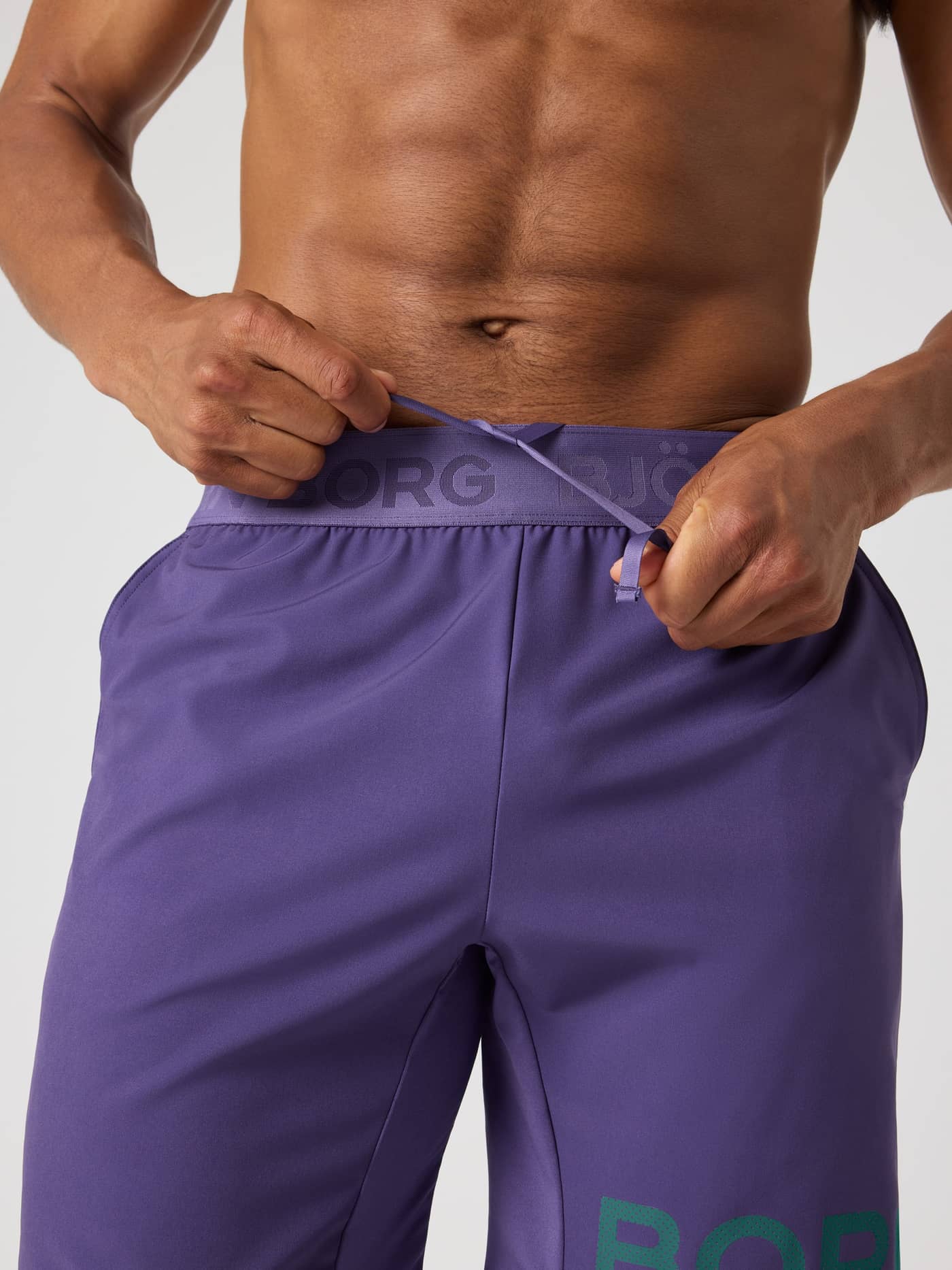 Borg Shorts 9 Inch i Mystical (Lila) har midjeband med logotyp, grönt logotryck och justerbar dragsko för träning. - Image 5