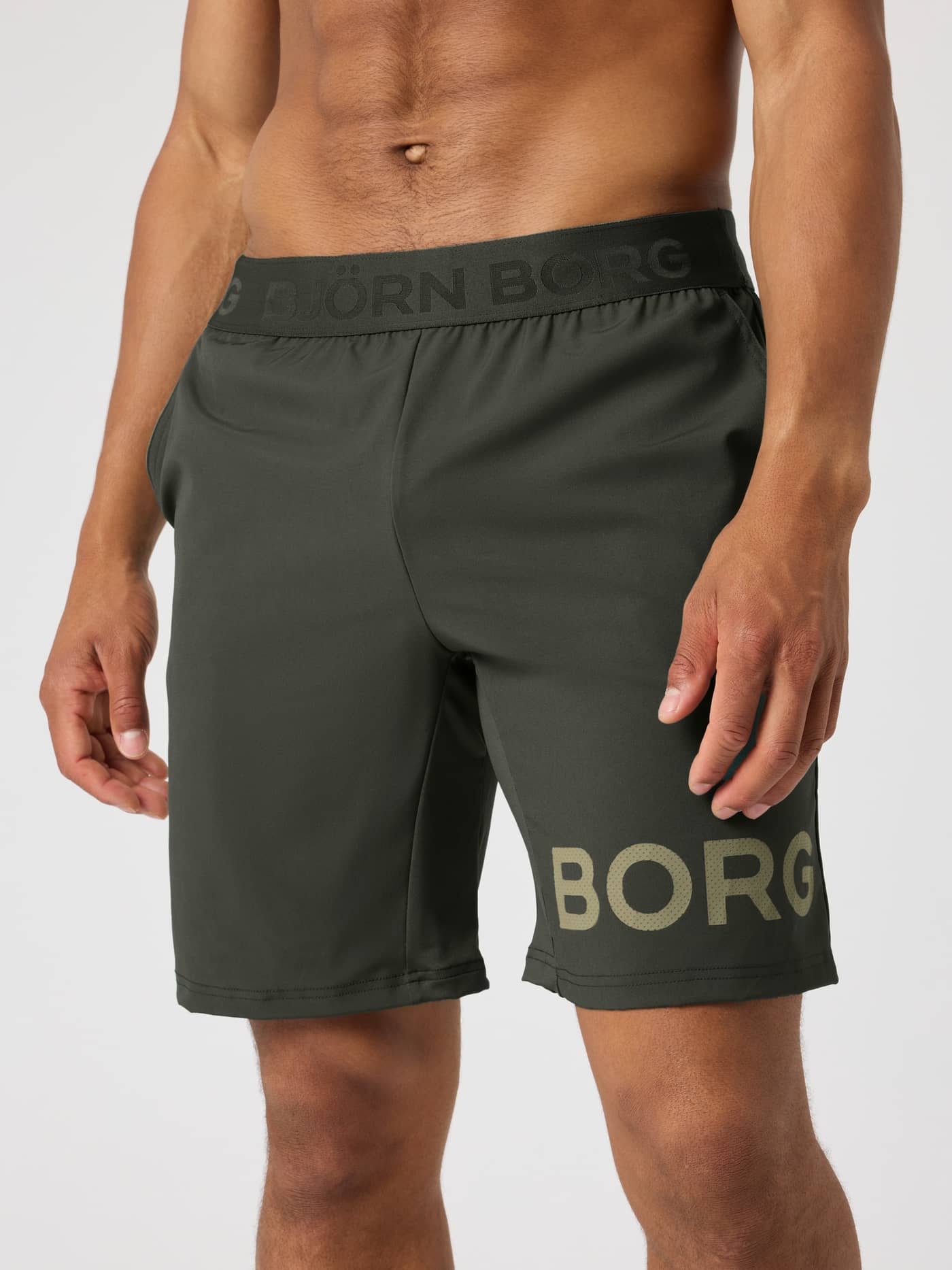 Borg Shorts 9 Inch i Rosin (Grøn) set forfra med logo-linning og perforeret logo til træning. - Image 1