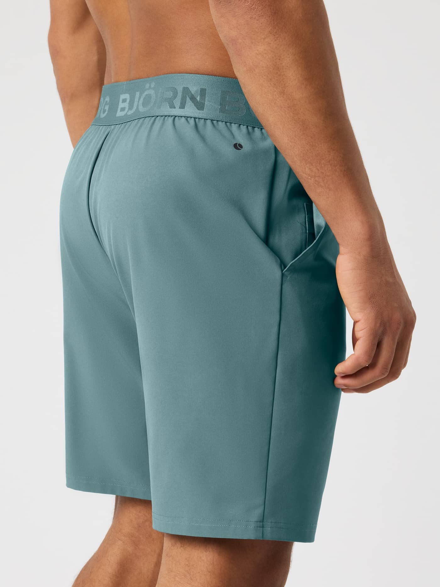 Borg Shorts 9 Inch i Balsam Green (Grønn) til trening, sett fra siden og bak med logomerket linning. - Image 2
