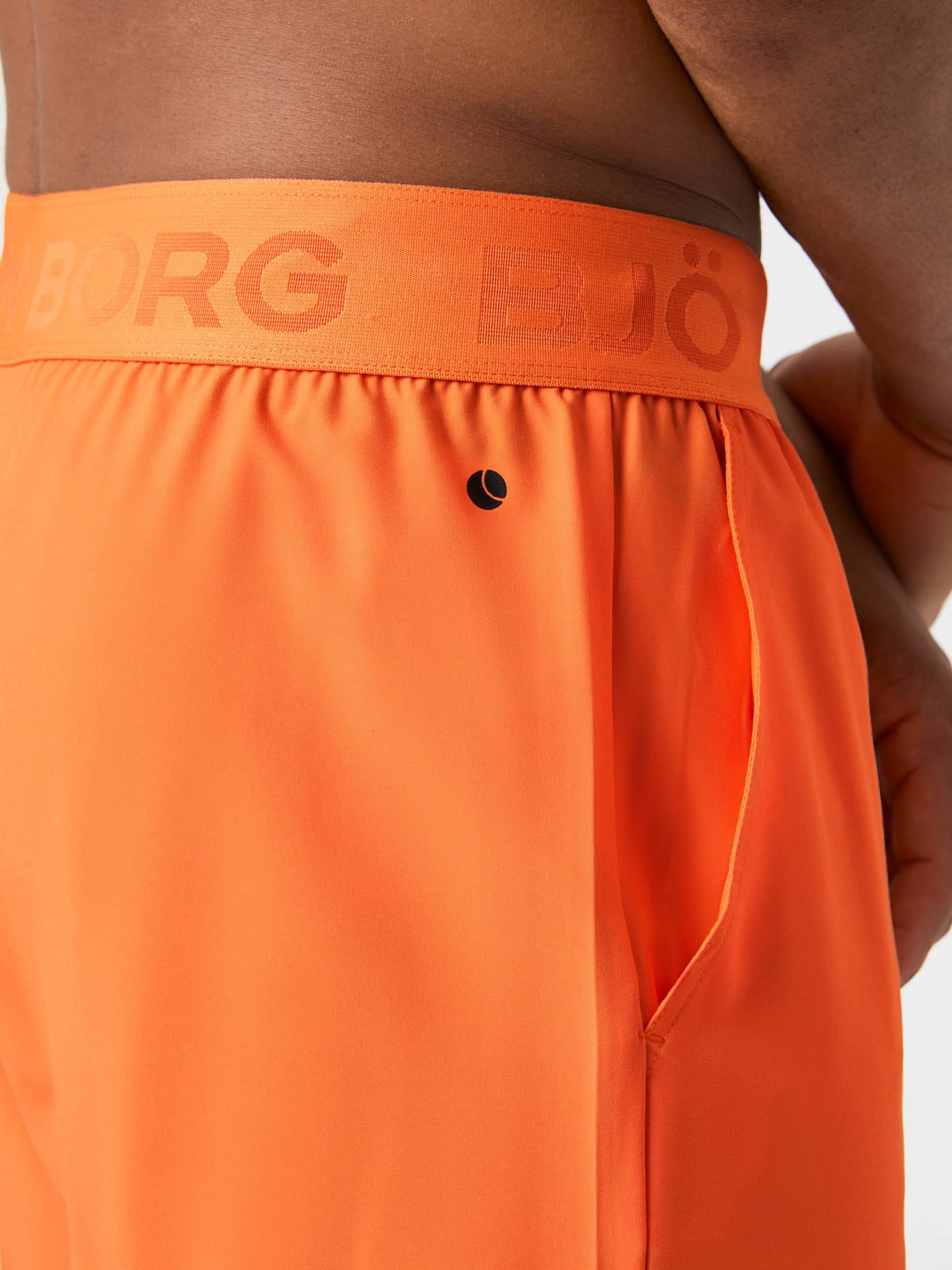 Borg Shorts 9 Inch i Shocking Orange (Oransje) med logolinning og svart tennisball-trykk for stilig tennisytelse. - Image 4