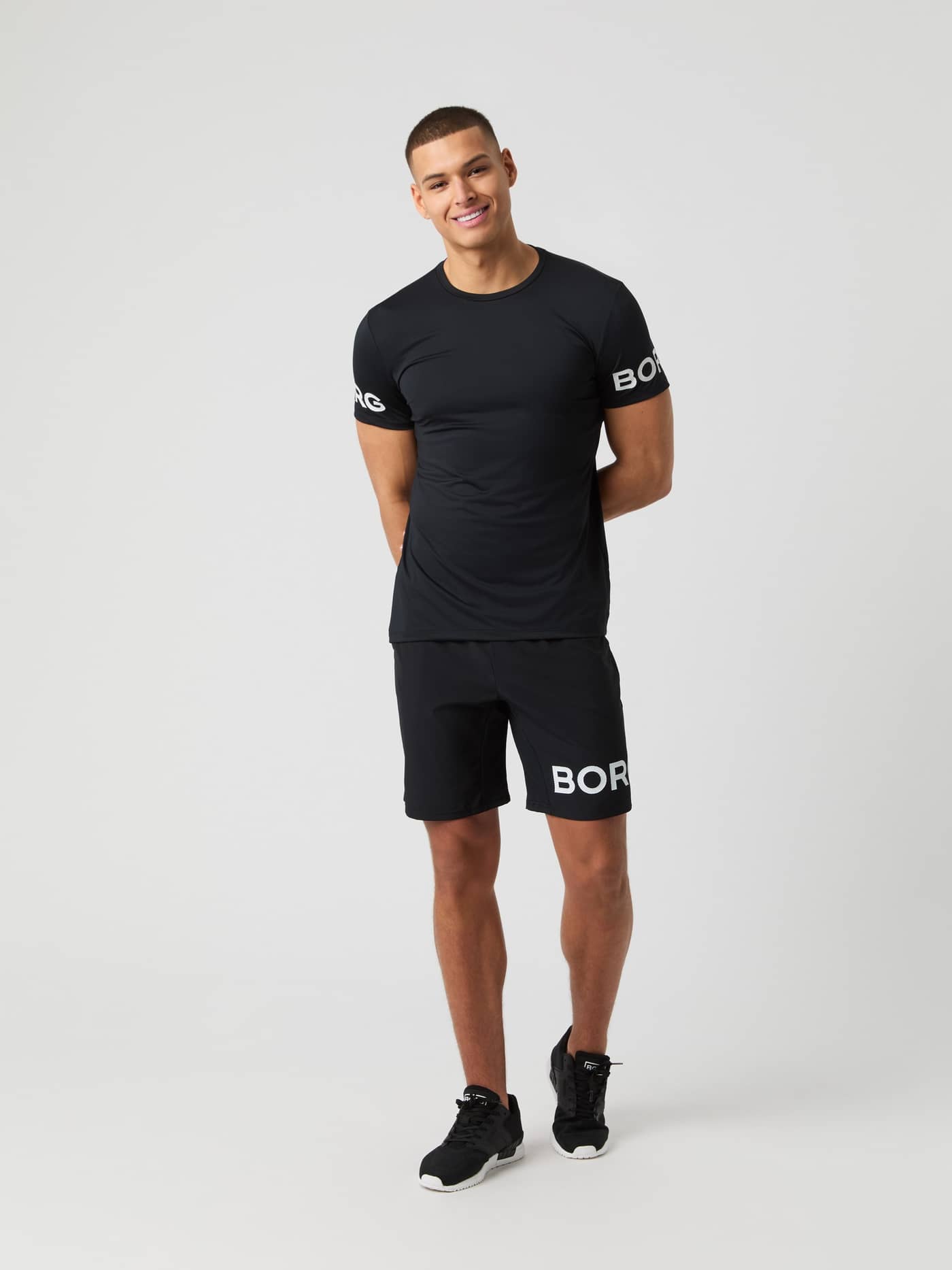 Modell framifrån i Borg Shorts 9 Inch i Black White Logo (Svart) och matchande t-shirt för träning och tennis. - Image 3