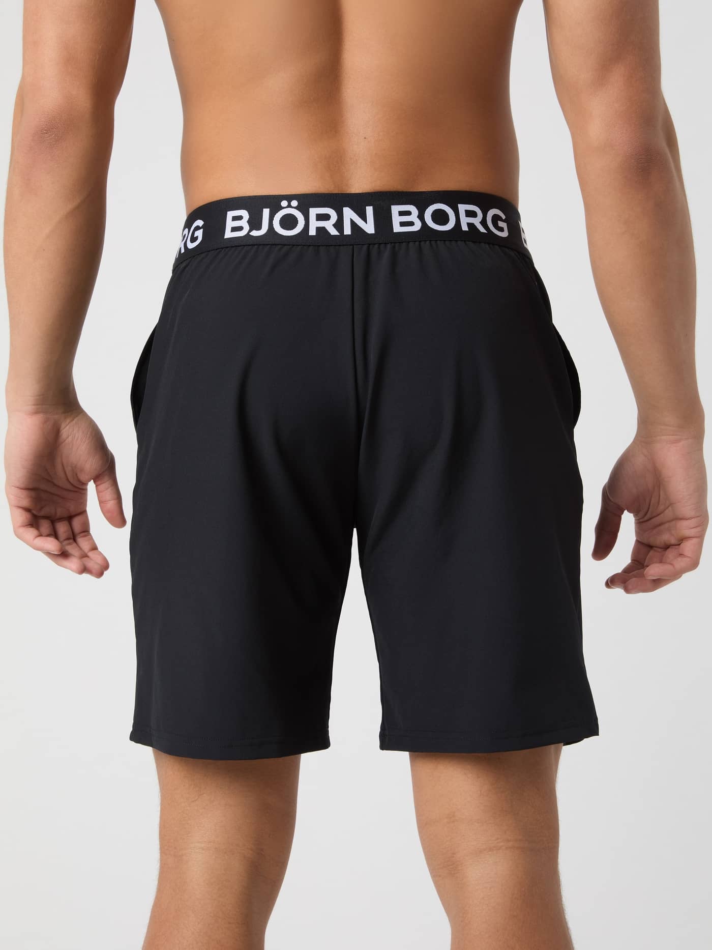 Borg Shorts 9 Inch i Black White Logo (Svart) sedda bakifrån på en modell för träning med det ikoniska midjebandet. - Image 2