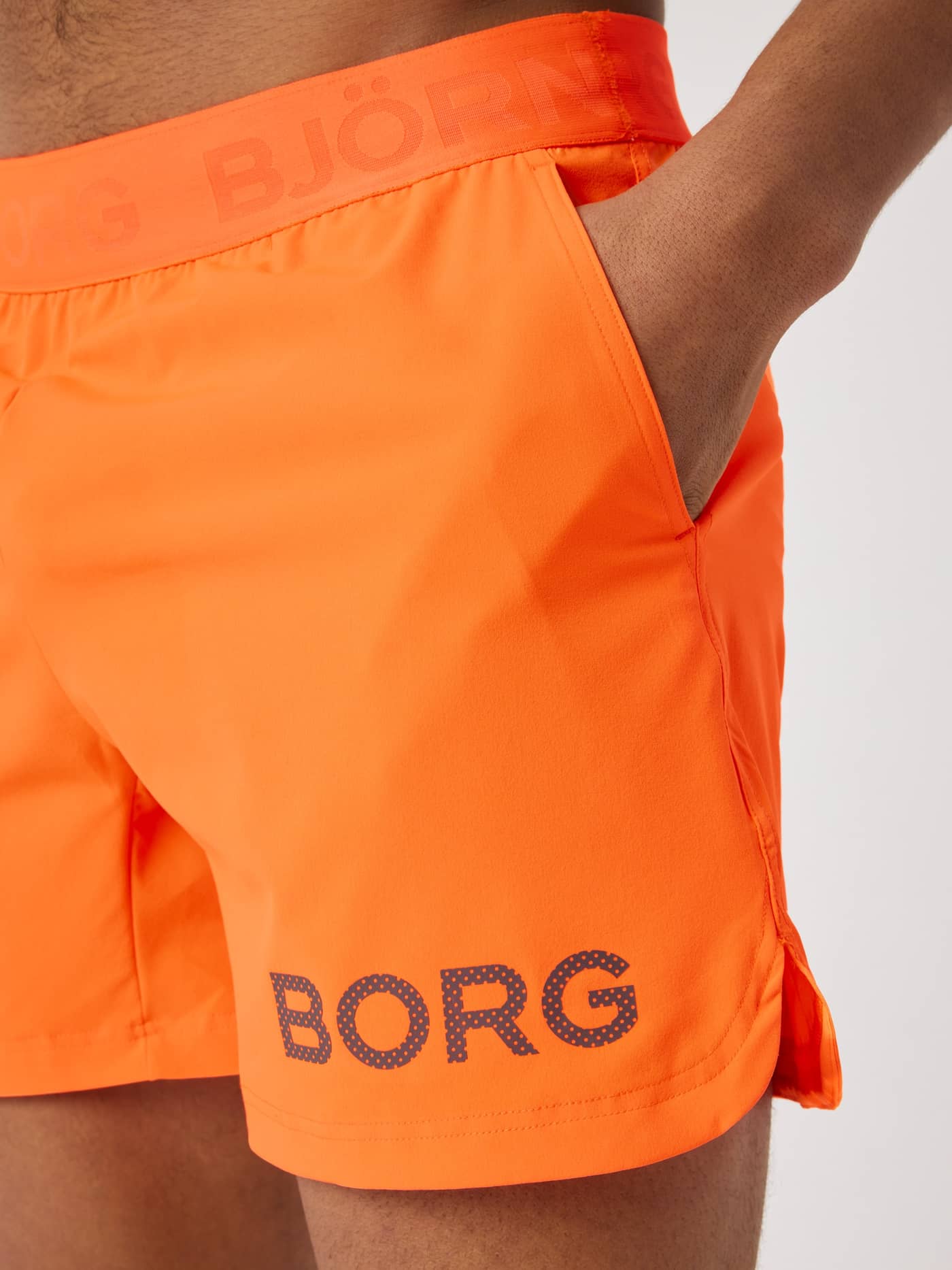 Borg Shorts 6 Inch i Shocking Orange (Orange) i nærbillede med sidelomme og mørk logodetalje til træning. - Image 4