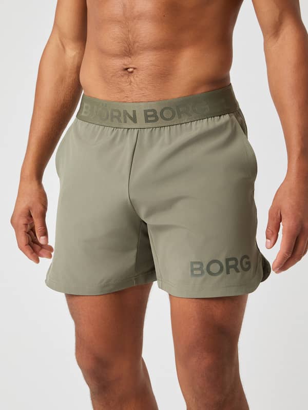 Modell framifrån i Borg Shorts 6 Inch i Dusty Olive (Grön) för herrar, perfekt för träning.