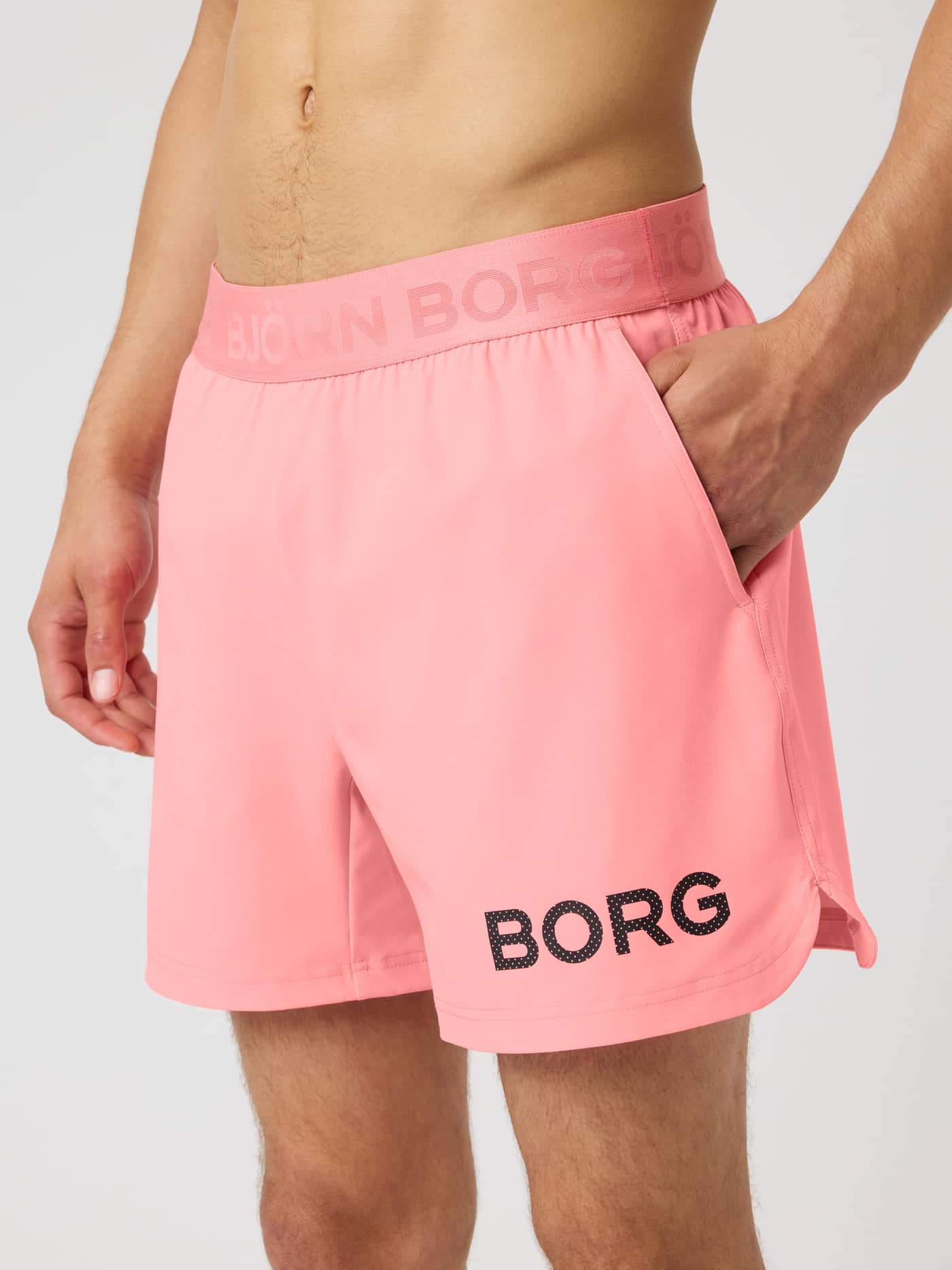 Borg Shorts 6 Inch en Strawberry Ice (Rose) pour le training avec fentes latérales, logo noir et taille élastique à logo. - Image 1