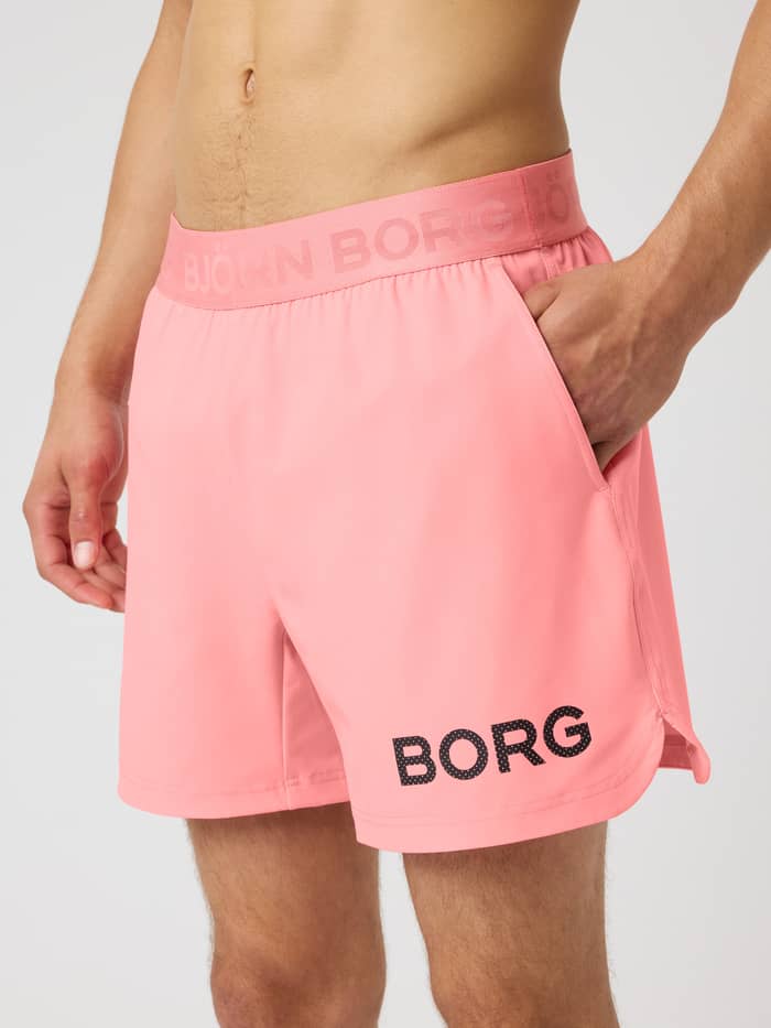 Borg Shorts 6 Inch i Strawberry Ice (Lyserød) til træning med slidser i siden, sort logo og mærkevareelastik.