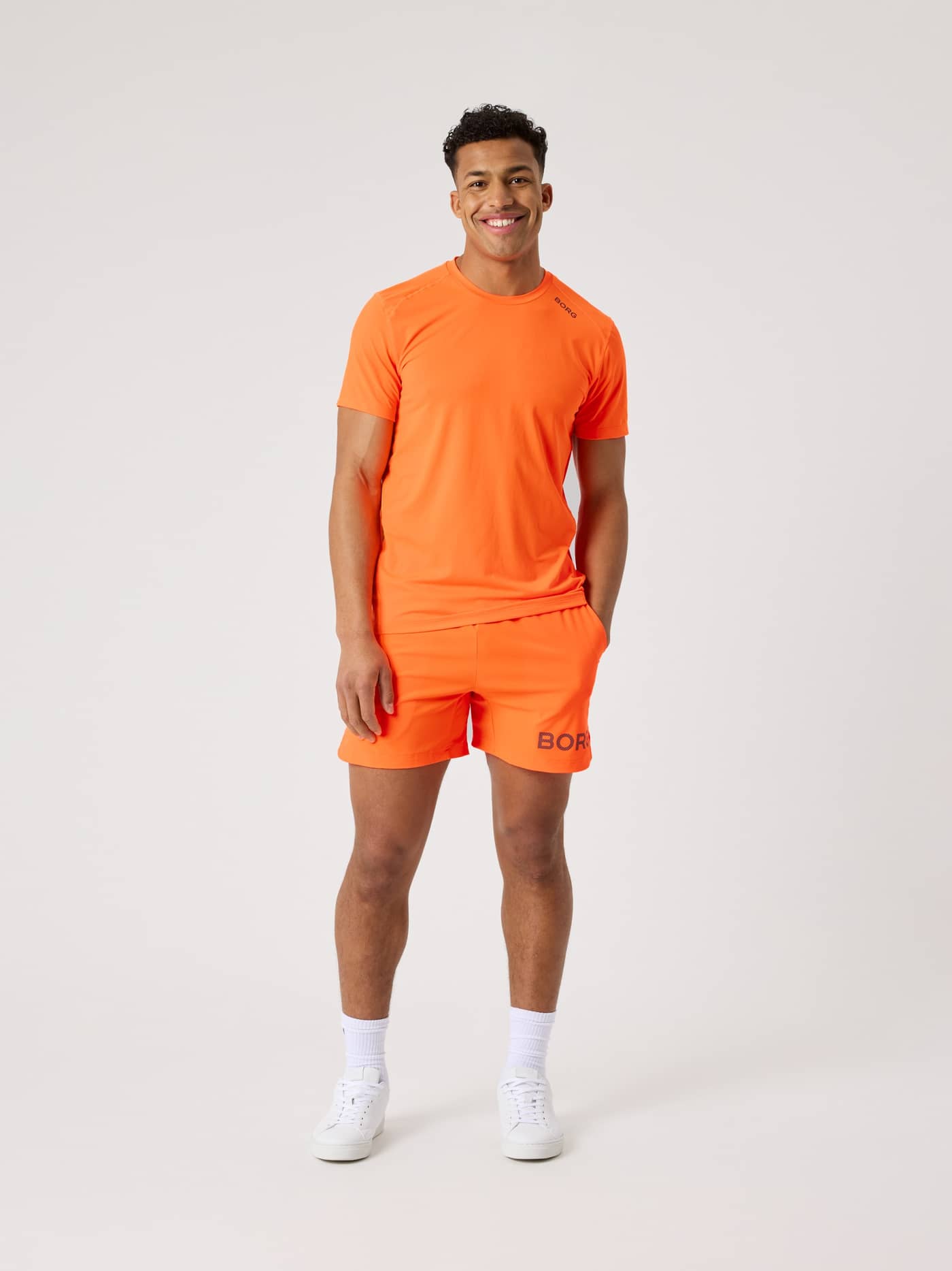 Borg Shorts 6 Inch i Shocking Orange (Orange) set forfra på en mand til performance og træning. - Image 3