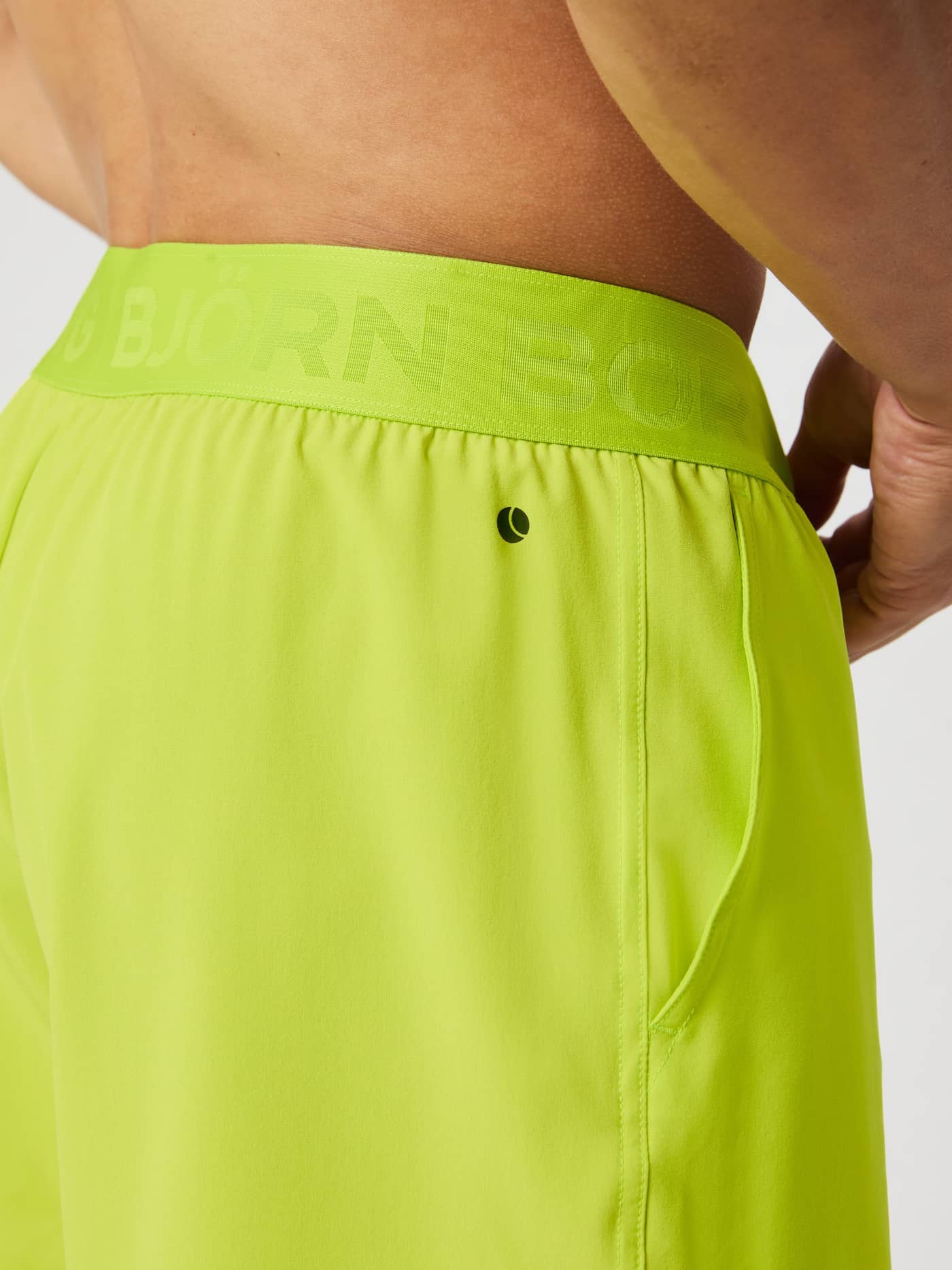 Achteraanzicht van de Björn Borg Shorts 6 Inch in Acid Lime (Groen) met merkelastiek en zijzak voor training. - Image 5