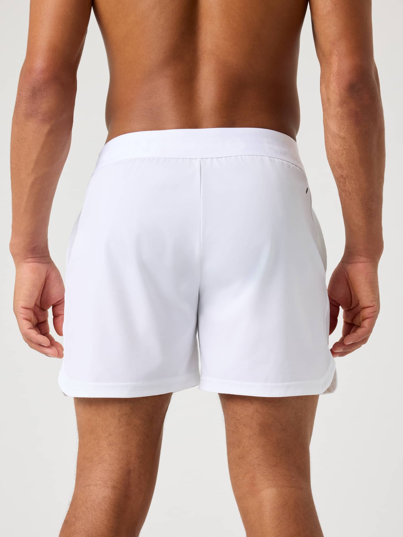 Närbild bakifrån på Borg Shorts 6 Inch i Brilliant White (Vit) för herrar, perfekt för tennis och träning. - Image 2