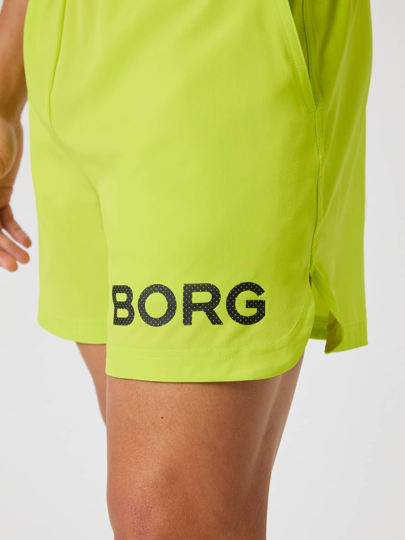 Close-up van de Borg Shorts 6 Inch in Acid Lime (Groen) met een zwart BORG-logo voor training en prestaties. - Image 4