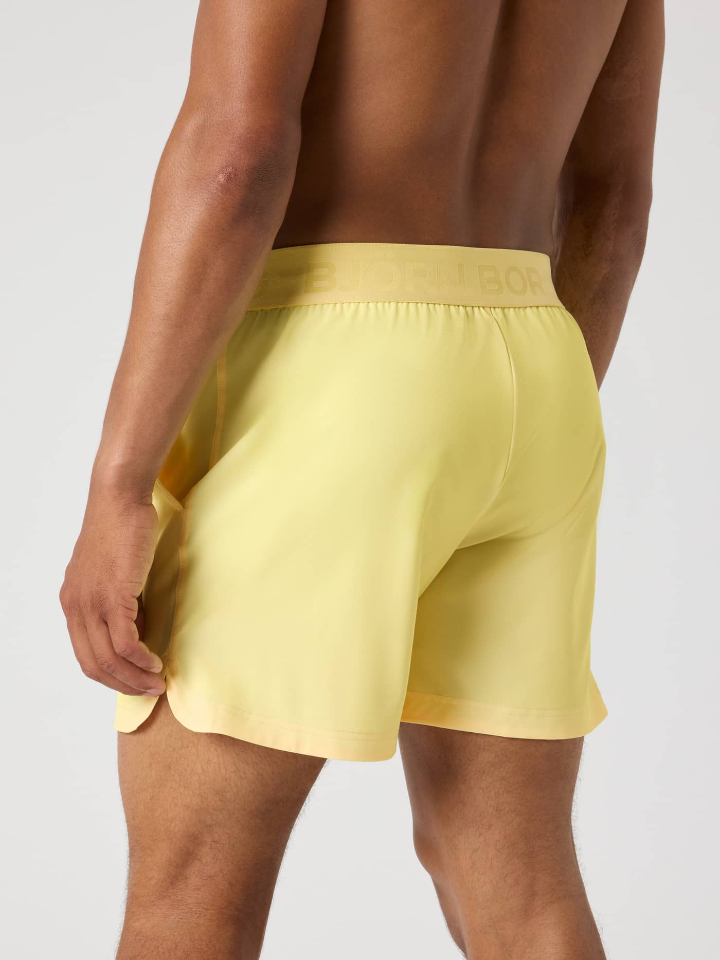 Borg Shorts 6 Inch i Lemonade (Gul) set bagfra med en tonal logo-linning ideel til træning. - Image 2