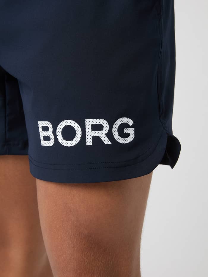 Borg Shorts 6 Inch i Night Sky (Marineblå) set i nærbillede med et hvidt BORG-logo til træning. - Image 2