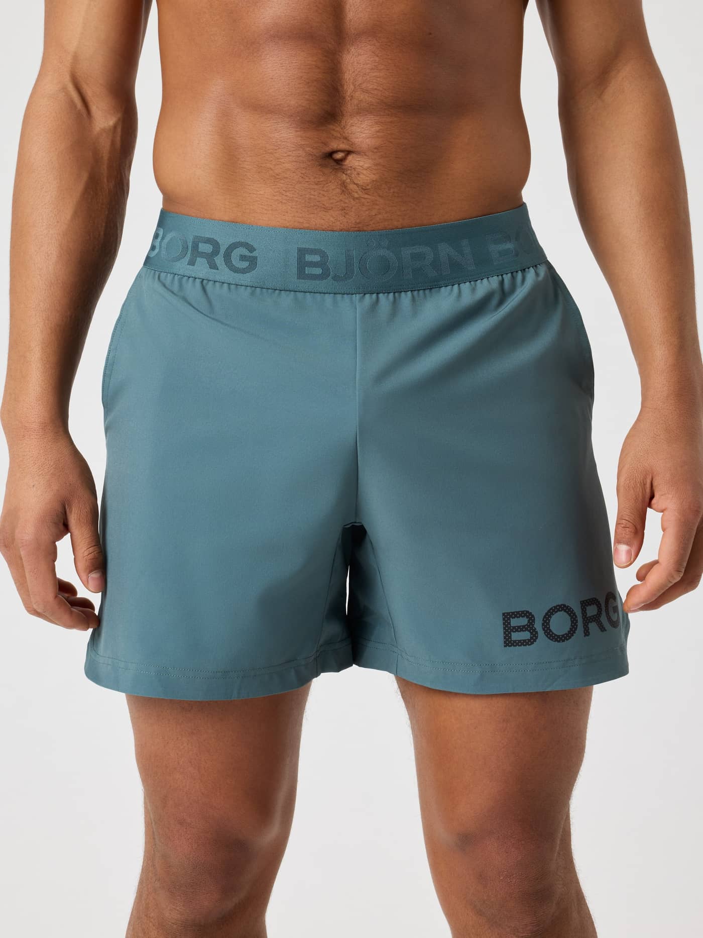 Vooraanzicht van de Borg Shorts 6 Inch in Balsam Green (Groen) voor training met merkelastiek en donker logo. - Image 1