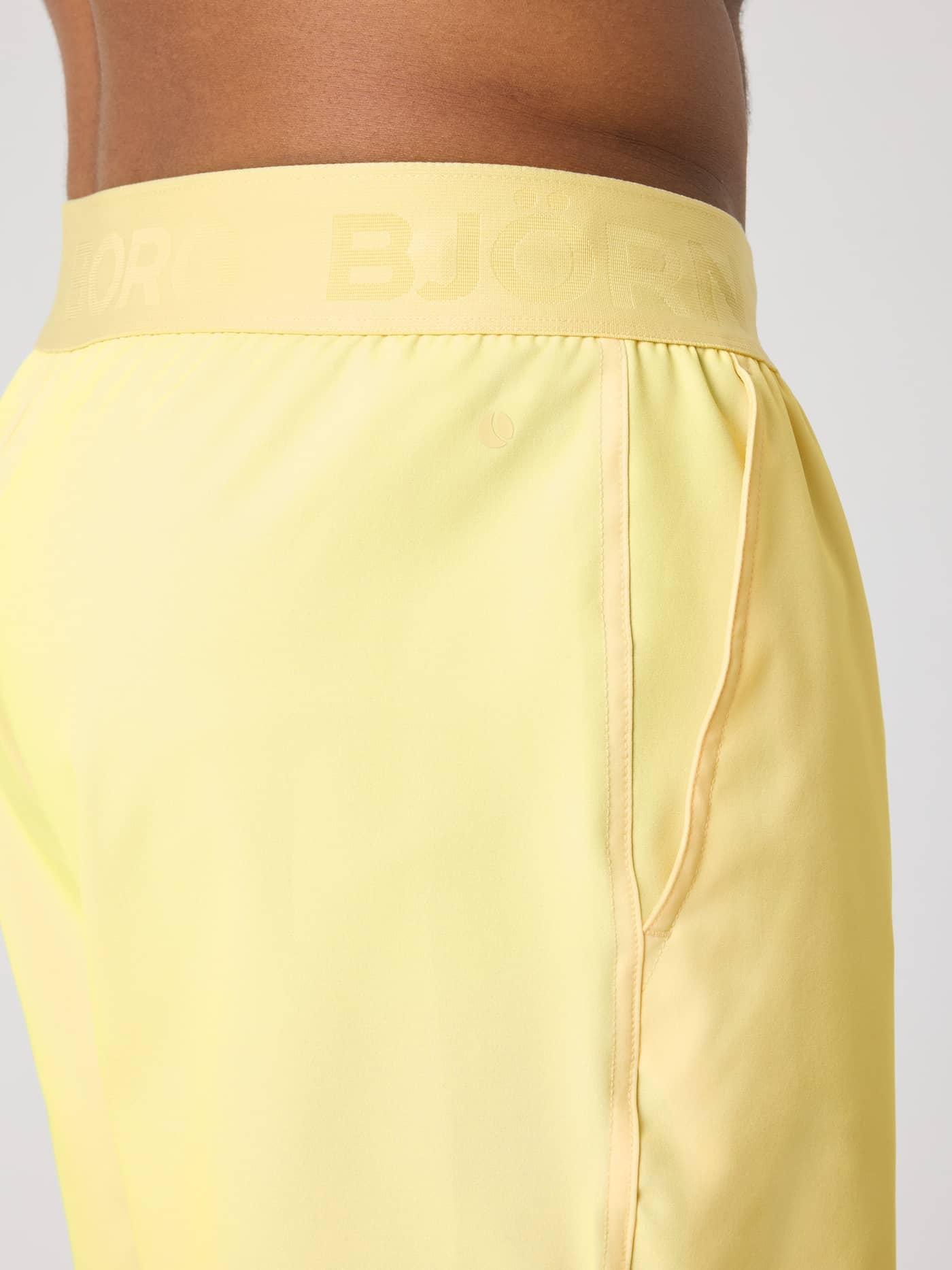 Borg Shorts 6 Inch i Lemonade (Gul) set fra siden med en gul mærket elastisk linning til mænd til træning. - Image 4