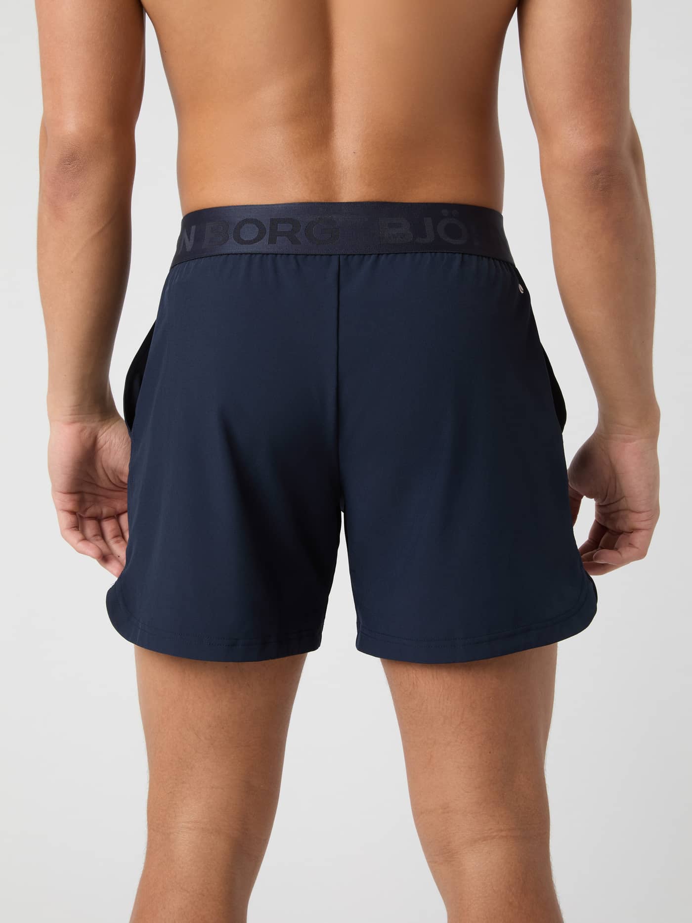 Rückansicht der Borg Shorts 6 Inch in Night sky (Marineblau) mit tonalem Logo-Bund und funktionalem Fit fürs Training. - Image 3