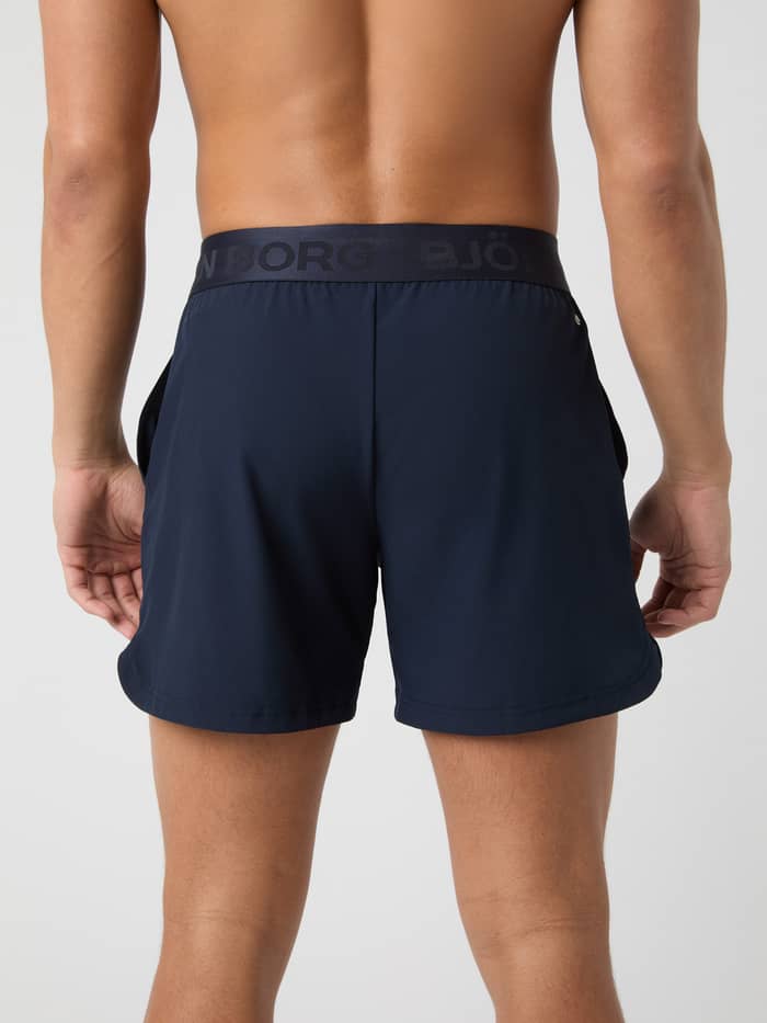 Borg Shorts 6 Inch i Night sky (Marineblå) set bagfra med en elastisk mærkevaretalje til træning. - Image 3