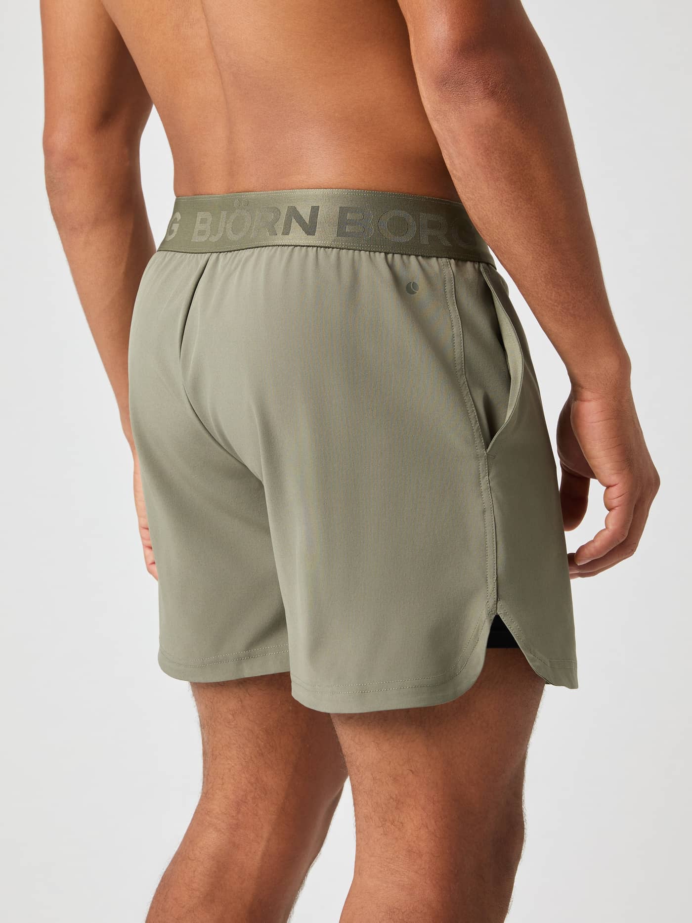 Modell sedd bakifrån i Borg Shorts 6 Inch i Dusty Olive (Grön) för träning med märkesresår och sidoficka. - Image 2