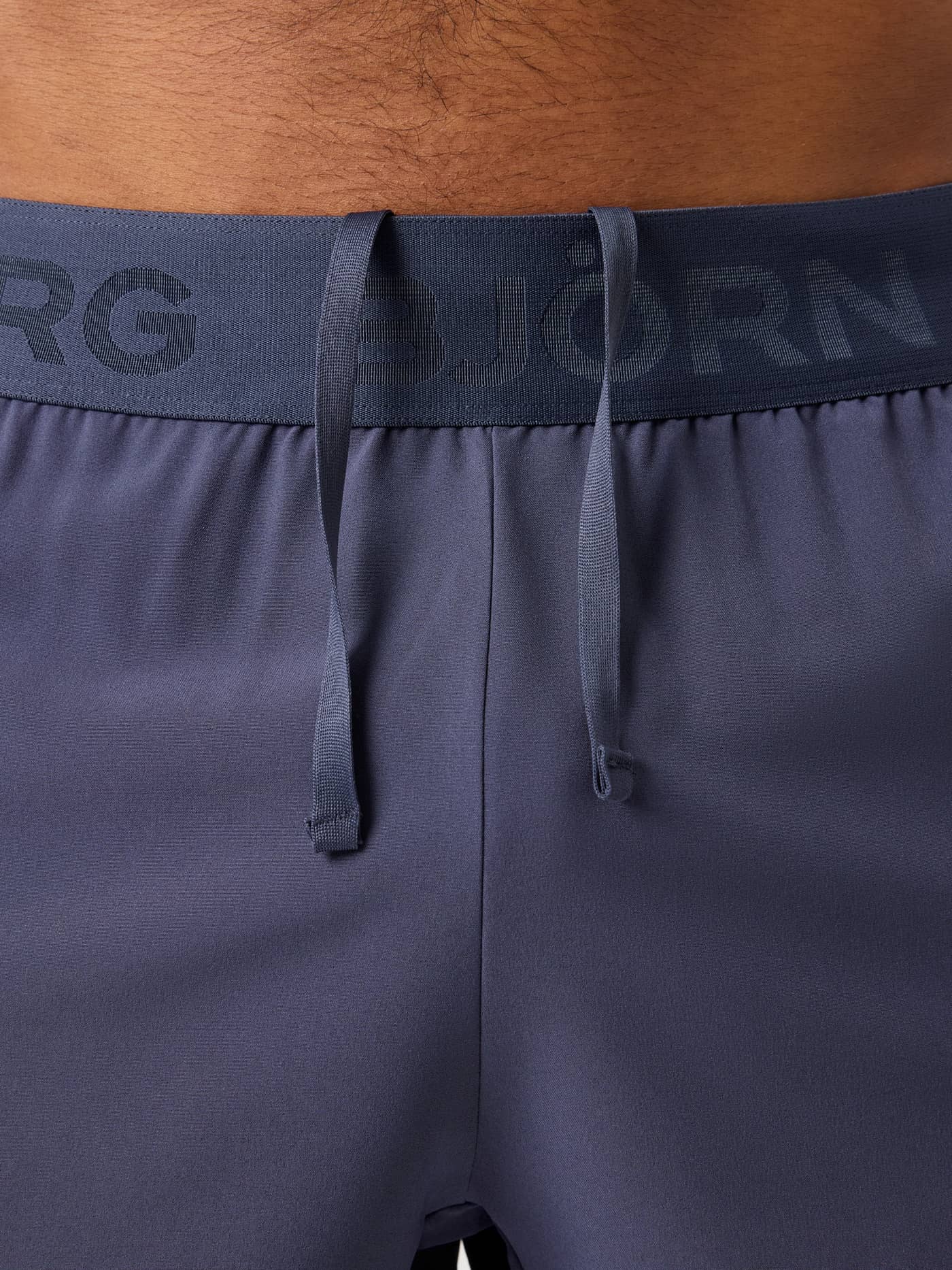 Borg Shorts 6 Inch i Odyssey Gray (Blå) set i nærbillede med mærkevareelastik og snøre til træning. - Image 4