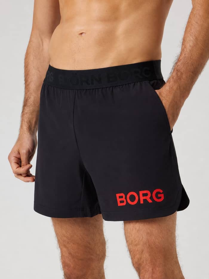 Borg Shorts 6 Inch i Black Red Logo (Svart) med rød logo og sidelommer til trening og tennis.