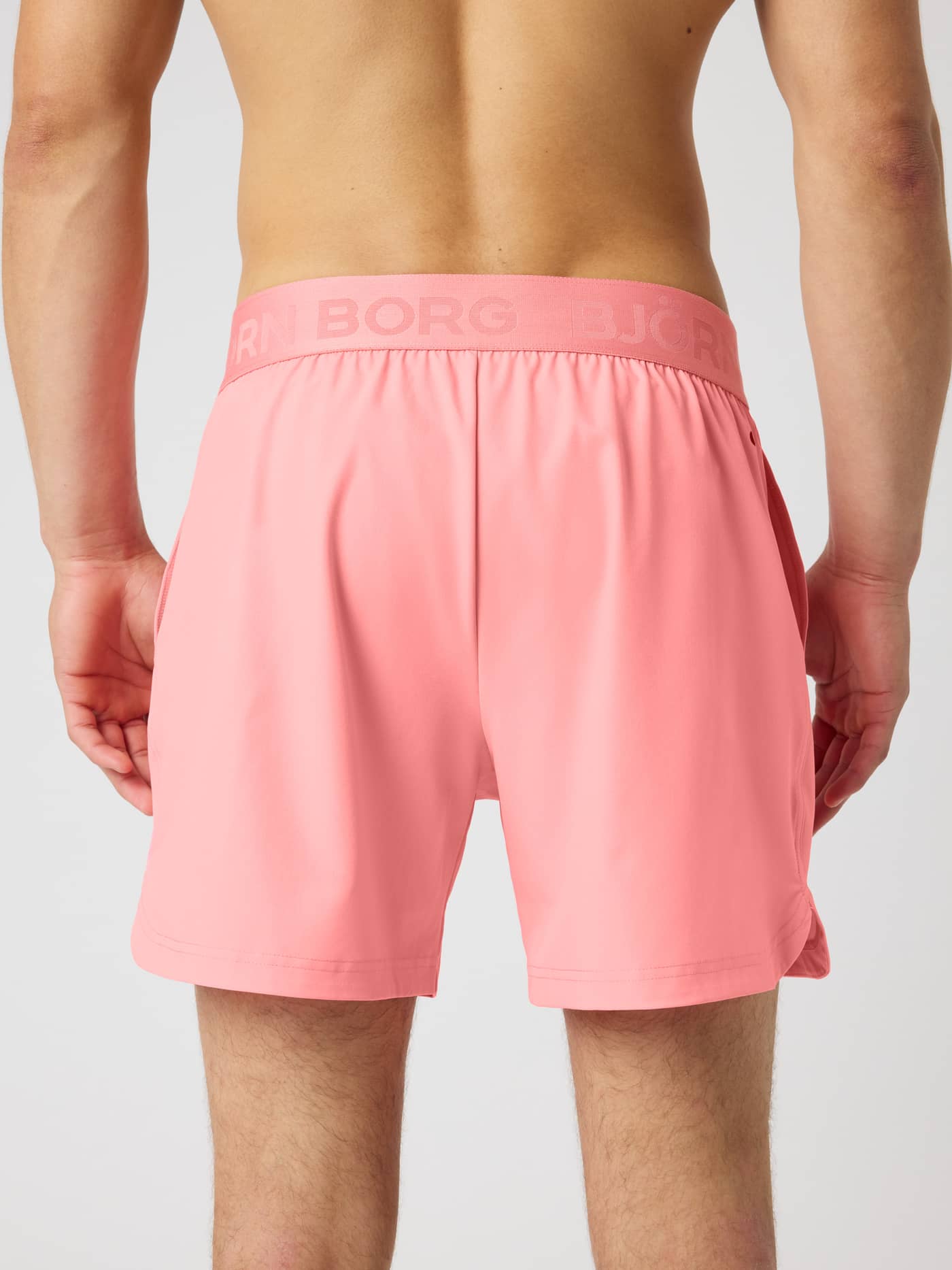 Vue arrière du Borg Shorts 6 Inch en Strawberry Ice (Rose) pour le training avec une ceinture à logo rose ton sur ton. - Image 2