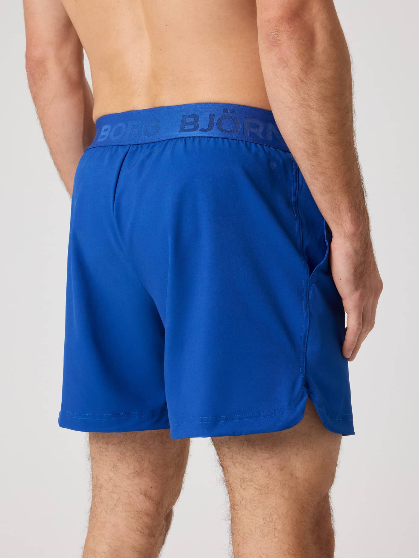 Borg Shorts 6 Inch i Monaco Blue (Blå) sedda bakifrån på en man för funktionell träning med blått logotypmidjeband. - Image 2