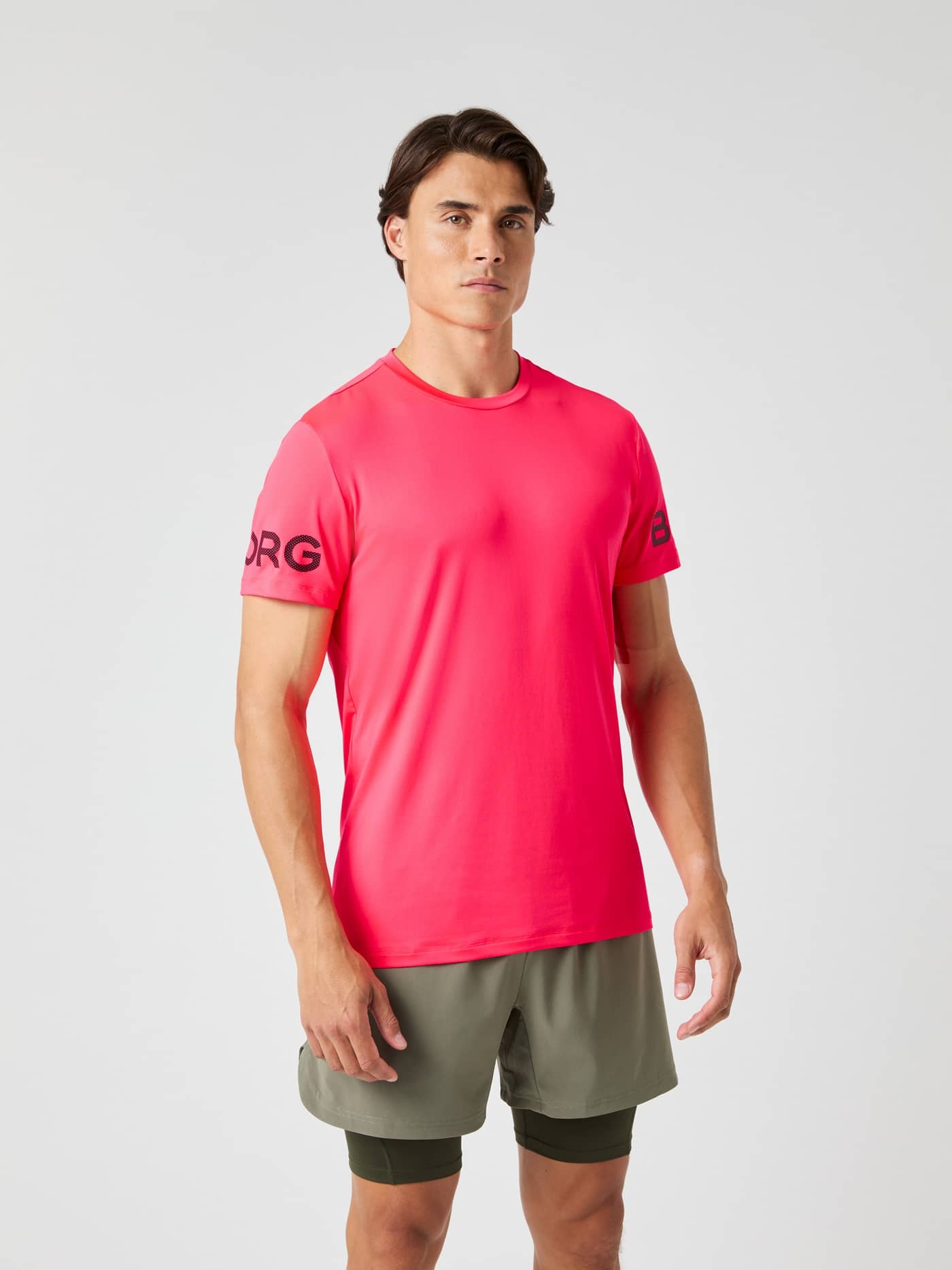 Borg T-shirt i Diva Pink (Pink) set forfra på en mandlig model, ideel til funktionel træning og performance. - Image 2