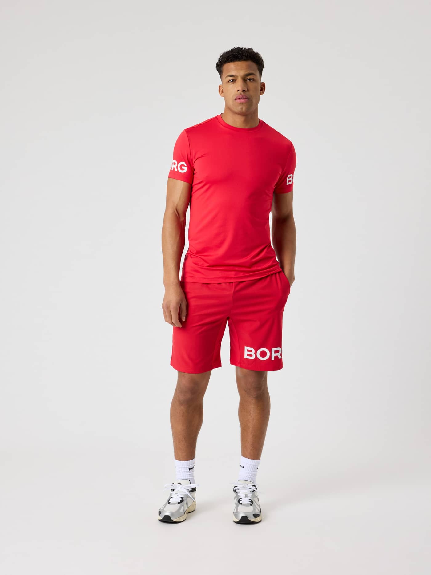 Helfigur framifrån på en man i Borg T-Shirt i Lychee (Röd) och matchande shorts, en funktionell träningstopp. - Image 3