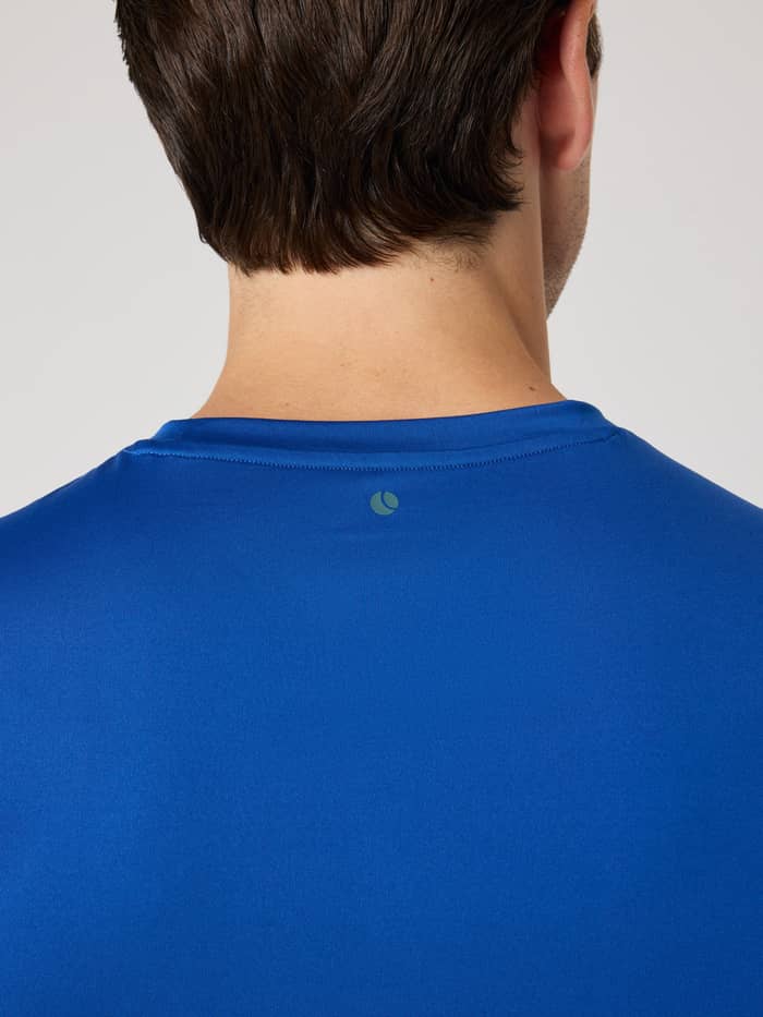 Nahaufnahme der Rückansicht des Borg T-Shirt in Monaco Blue (Blau) für Training mit Tennisball-Print am Nacken. - Image 5