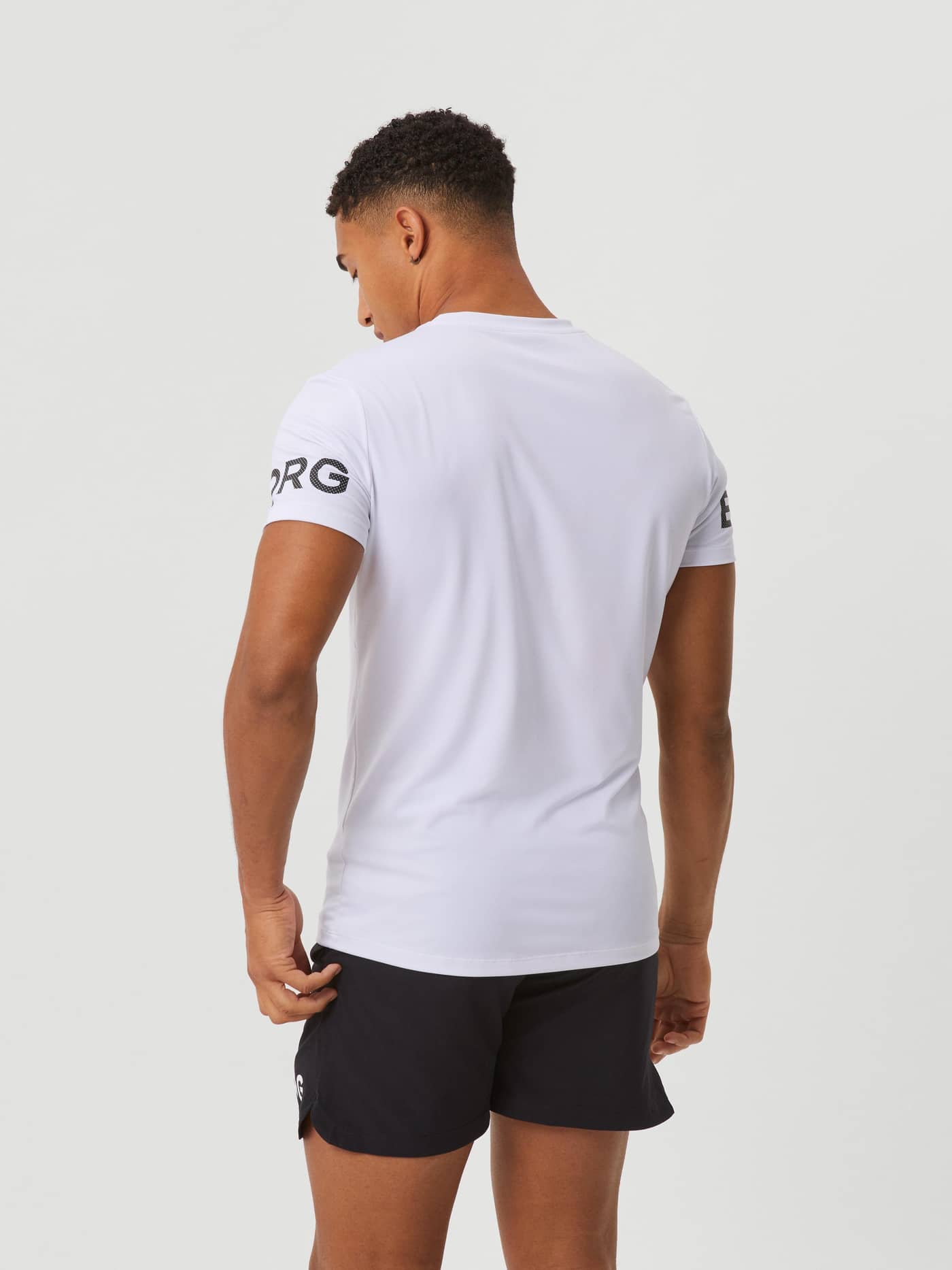 Borg T-Shirt i White Black Logo (Vit) för herrar sedd bakifrån med svart logo på ärmen, med regular fit för träning. - Image 2