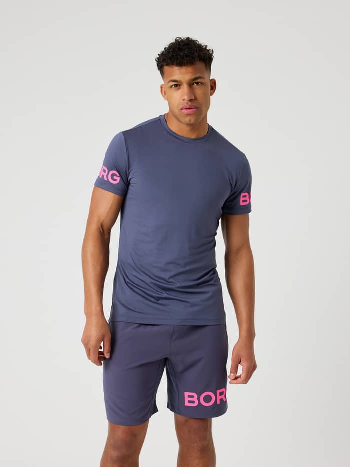Borg T-Shirt i Odyssey Gray (Blå) set forfra med lyserøde logoer på ærmerne til stilfuld træning.